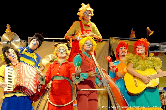 Atores apresentam personagem da peça 'Os cigarras e os formigas'.