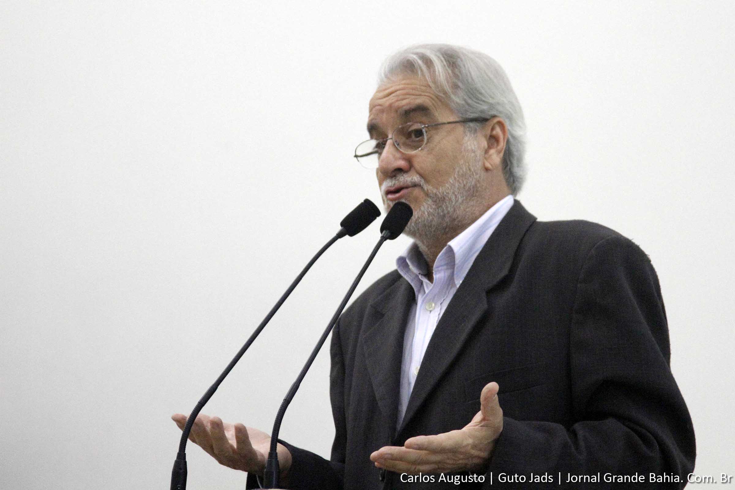 Emiliano José é escritor, jornalista, e suplente de deputado federal pelo PT/BA.