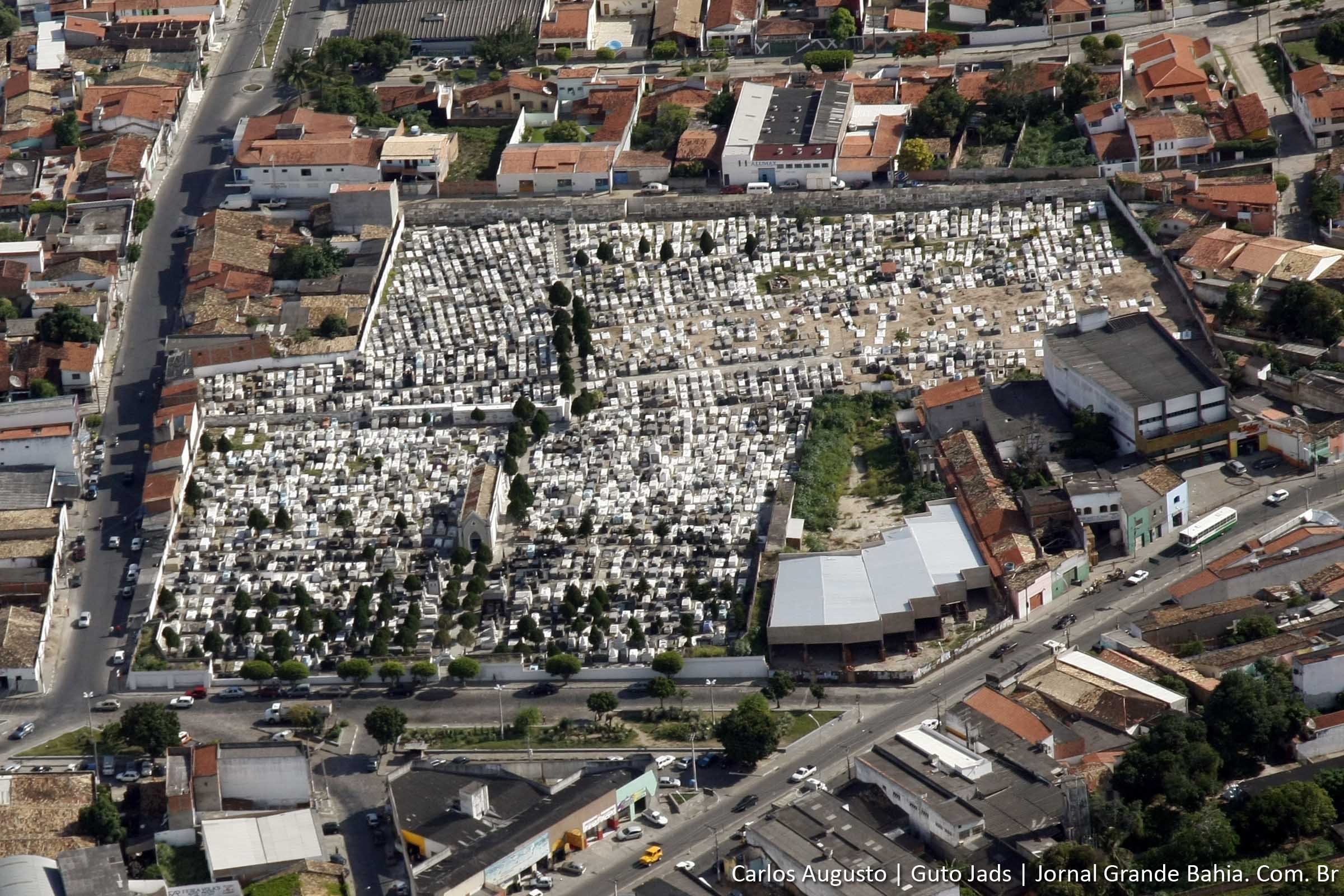 Vista aérea do Cemitério Piedade em Feira de Santana.
