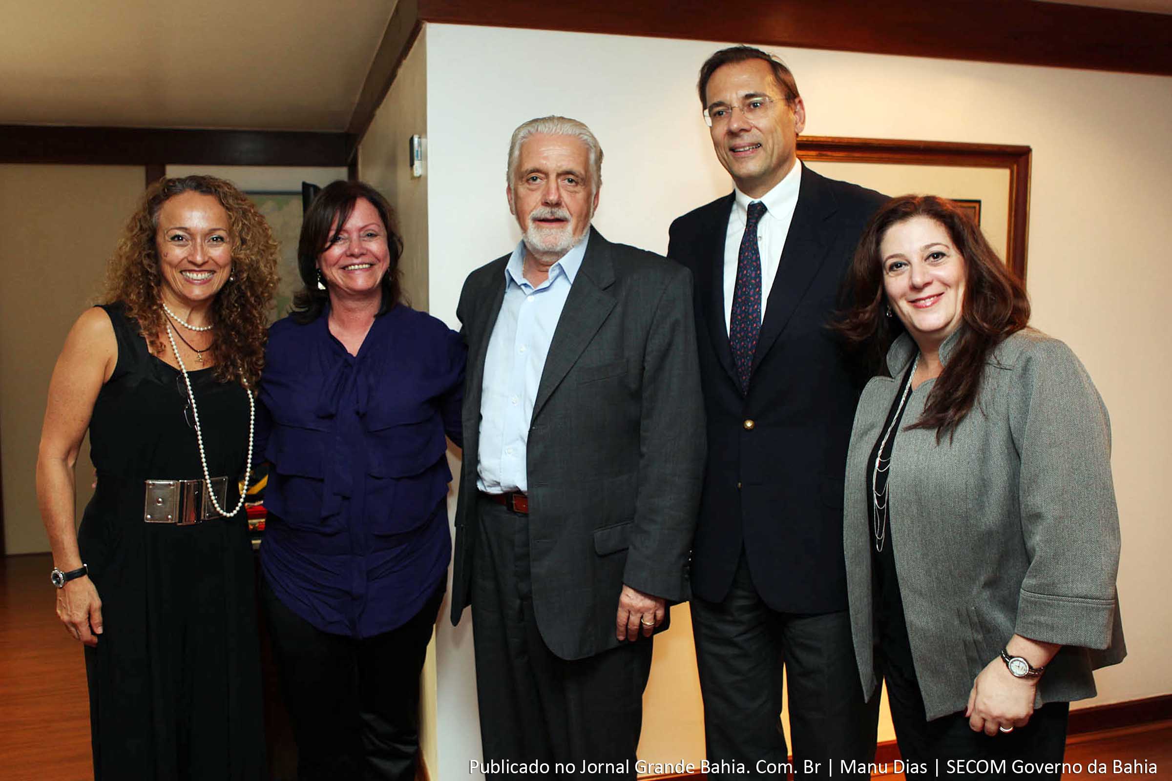Governador Jaques Wagner e representante da NOVARTIS Brasil e BAHIAFARMA. Intercâmbio com o laboratório suíço vai possibilitar à empresa baiana produzir medicamentos contra o câncer de mama e de útero.
