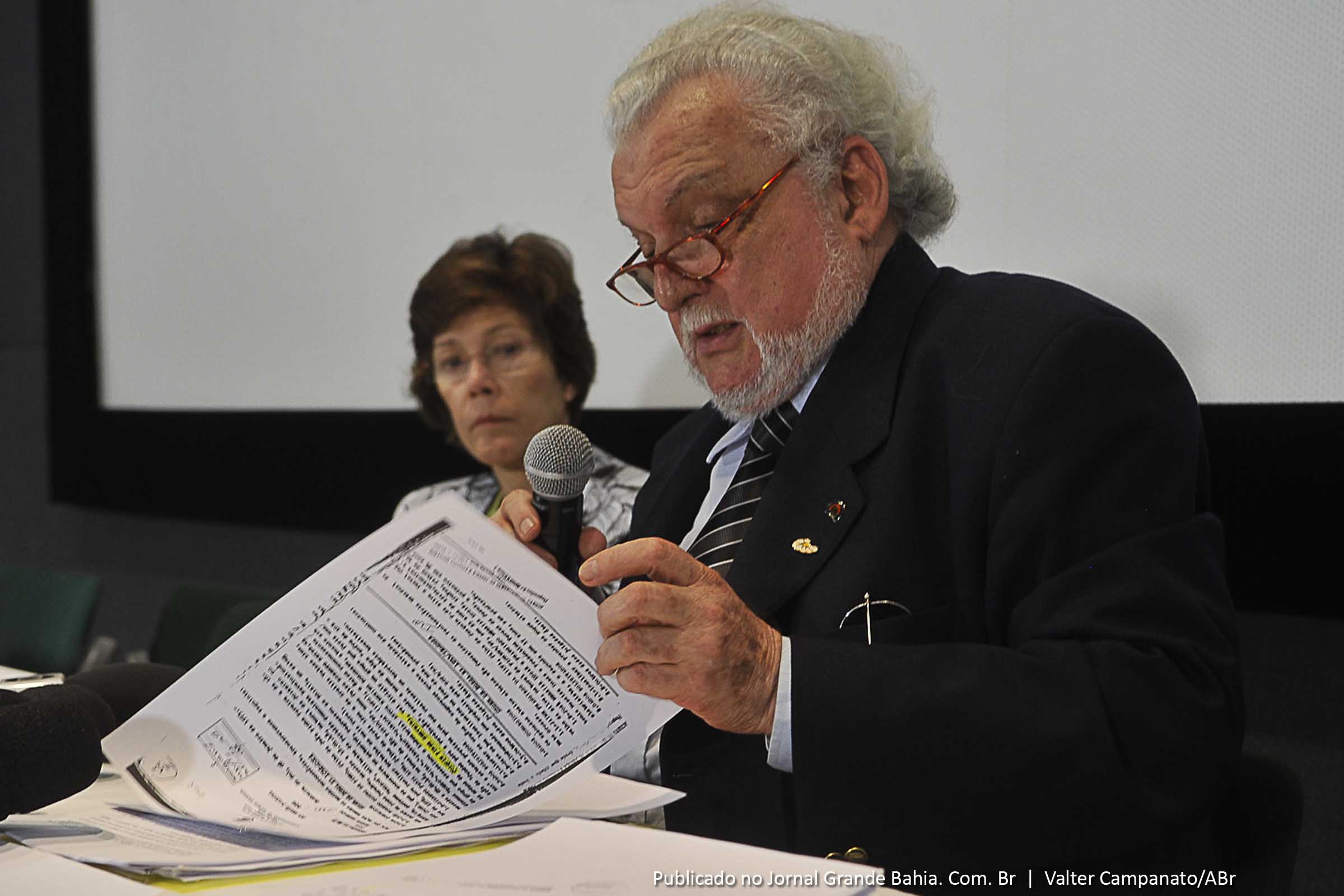 O ativisita de direitos humanos, Jair Krischke, entrega a Drª Rosa Maria Cardoso, integrante da Comissão Nacional da Verdade (CNV), documentos inéditos do acervo do Movimento de Justiça e Direitos Humanos, que ele preside desde 1979.