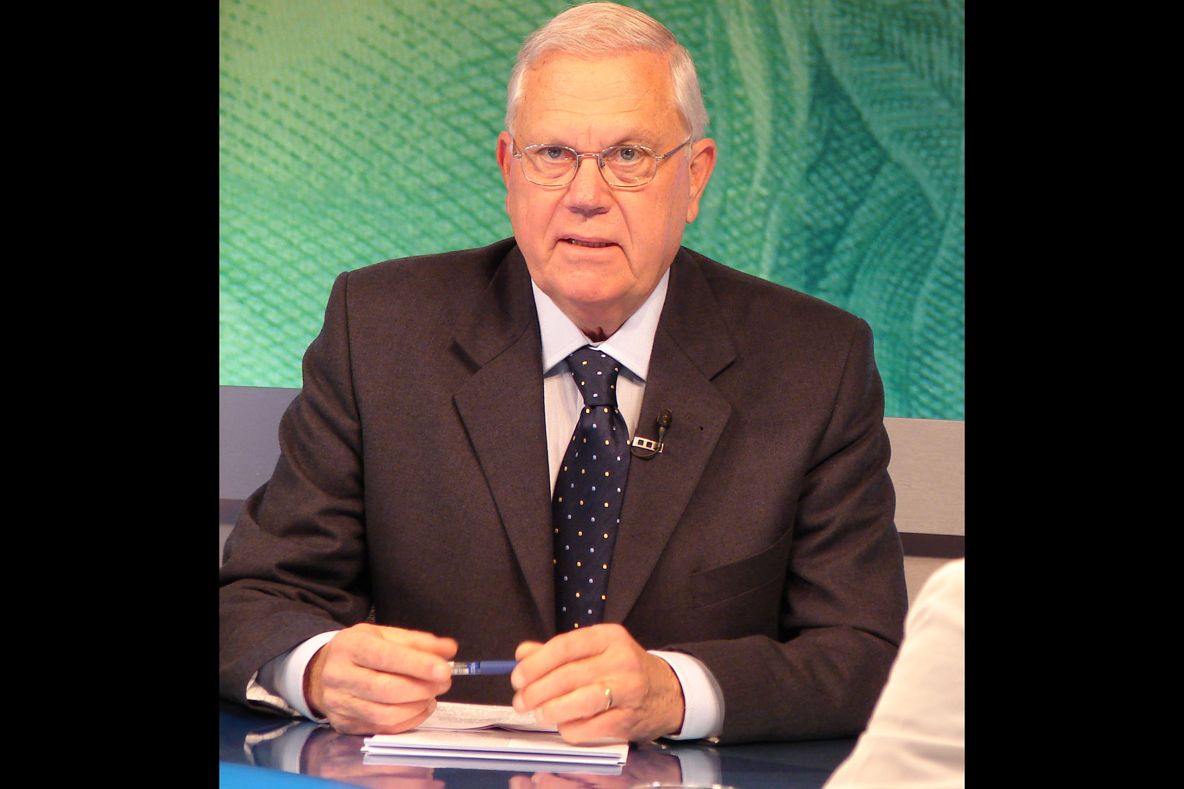 Joelmir José Beting atuou como jornalista e sociólogo. Ele foi pioneiro na tradução dos difíceis termos técnicos da economia para a vida cotidiana.