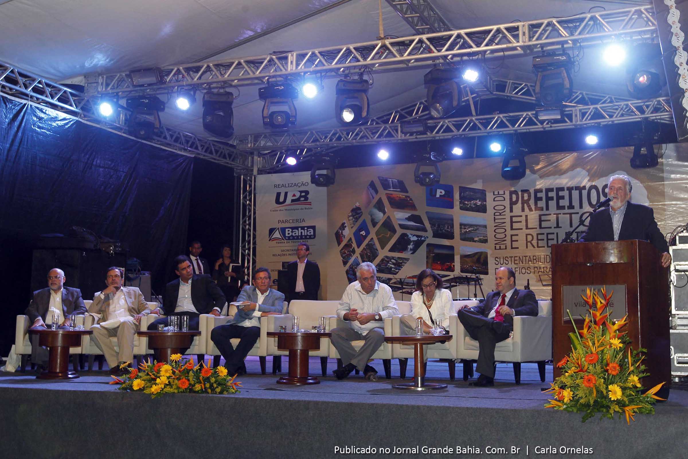 Jaques Wagner: “Quero dizer que hoje para mim é um dia especial. Devemos buscar as identidades nas dificuldades e nas facilidades, pois independente de partido político, na hora que reunimos para demandar interesses dos municípios, temos de ter esse olhar geral. Por isso é importante a preservação de uma entidade que tem como missão representar, organizar os interesses de demanda dos municípios, e também de apoiar”