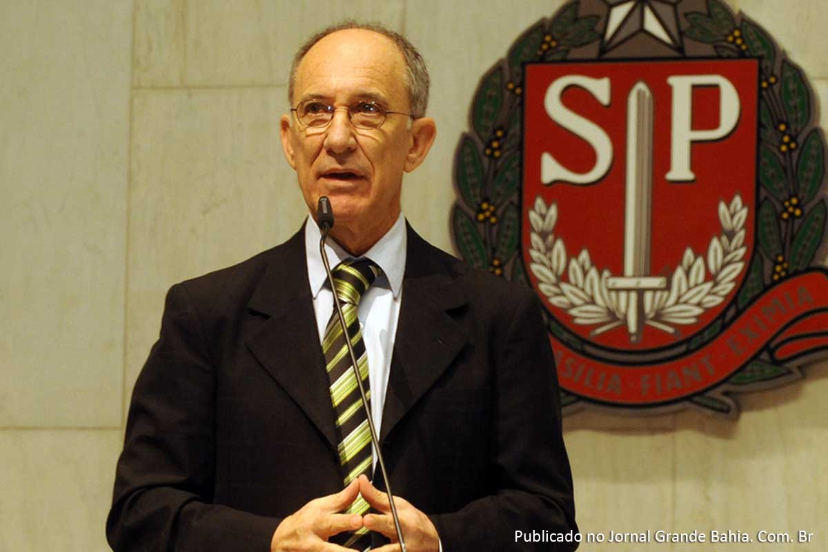 Presidente nacional do PT, Rui Falcão assina a nota, que diz: “STF deu estatuto legal a uma teoria nascida na Alemanha nazista, em 1939, atualizada em 1963 em plena Guerra Fria e considerada superada por diversos juristas. Segundo esta doutrina, considera-se autor não apenas quem executa um crime, mas quem tem ou poderia ter, devido a sua função, capacidade de decisão sobre sua realização. Isto é, a improbabilidade de desconhecimento do crime seria suficiente para a condenação.”