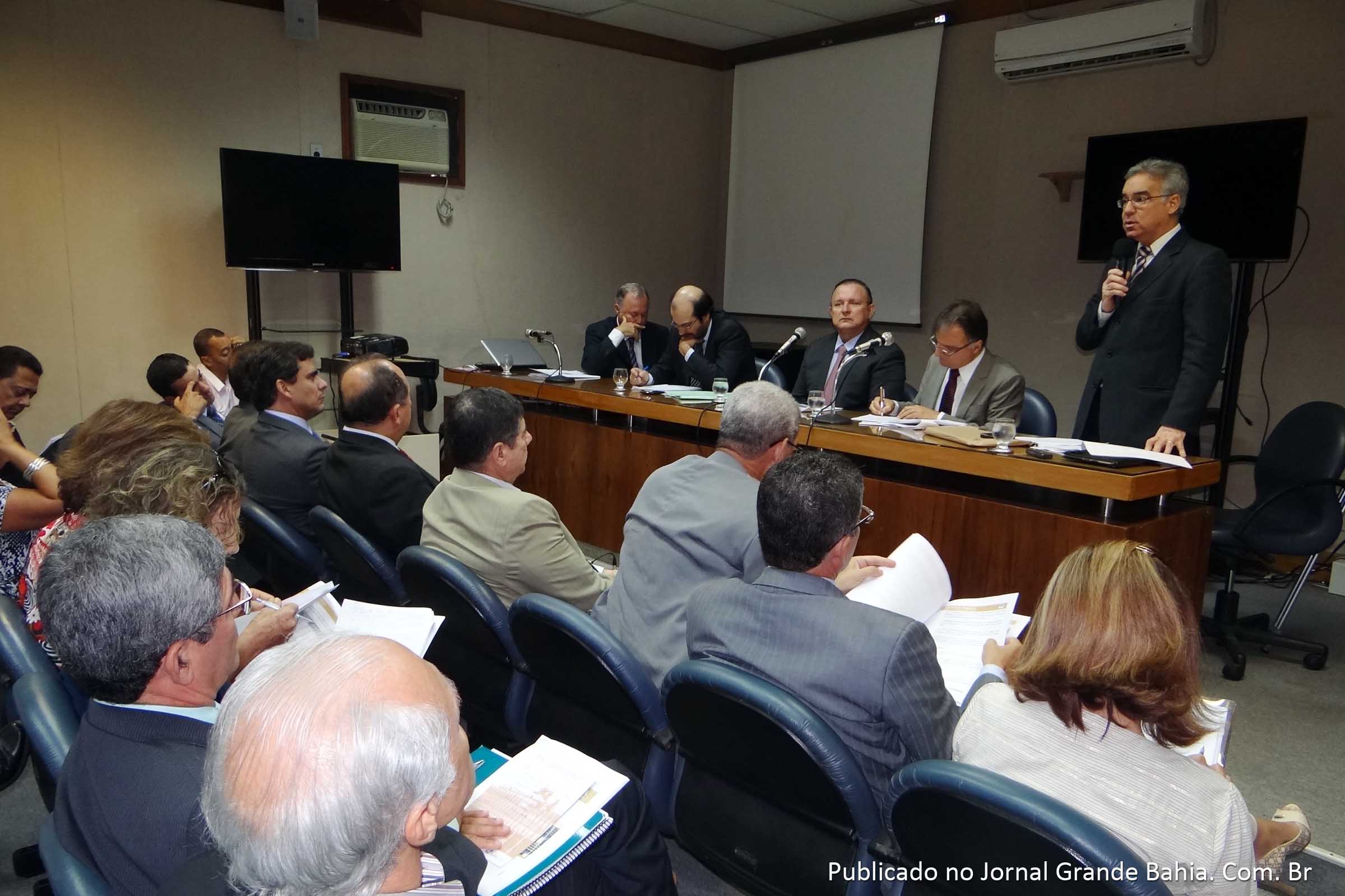 “Enquanto o mundo vive uma situação nebulosa na economia, a Bahia está com a saúde fiscal garantida. Prova disso, são os reajustes salariais concedidos aos professores e aos policiais. No total, 89 categorias no Estado tiveram ganho real de pelo menos 30% acima da inflação. Parabenizo o secretário pela apresentação, pelo equilíbrio e transparência nas informações” afirmou o deputado Zé Neto.