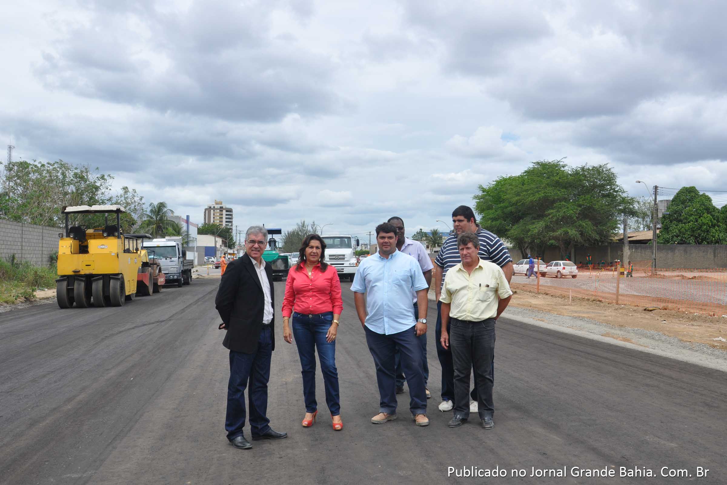 Zé Neto e Eliana Boaventura estiveram no canteiro de obras e avaliaram a qualidade dos serviços de pavimentação, bem como o cronograma da obra.