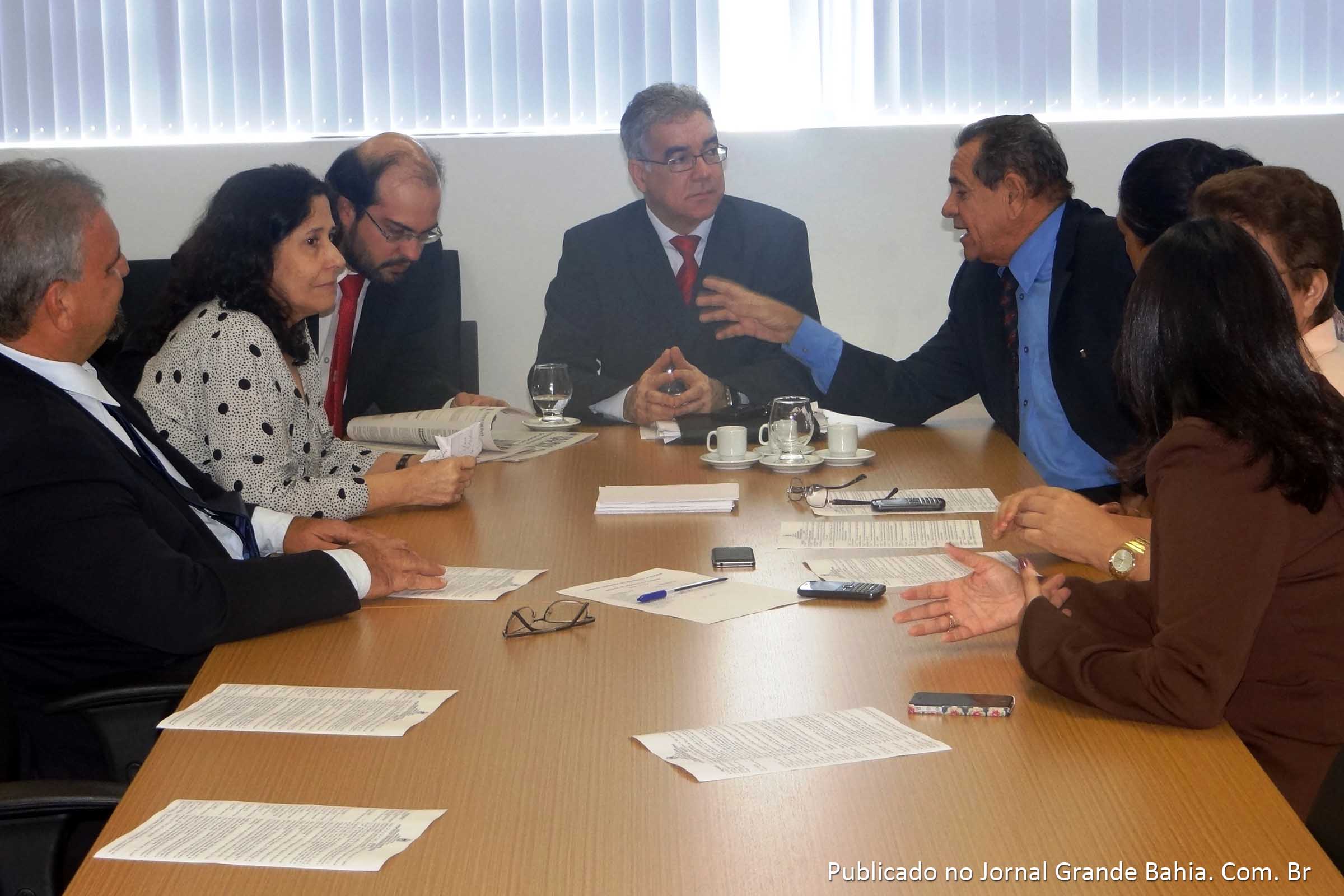 Em reunião na Assembleia Legislativa, Zé Neto, líderes e vice-líderes discutem estratégias de votação.