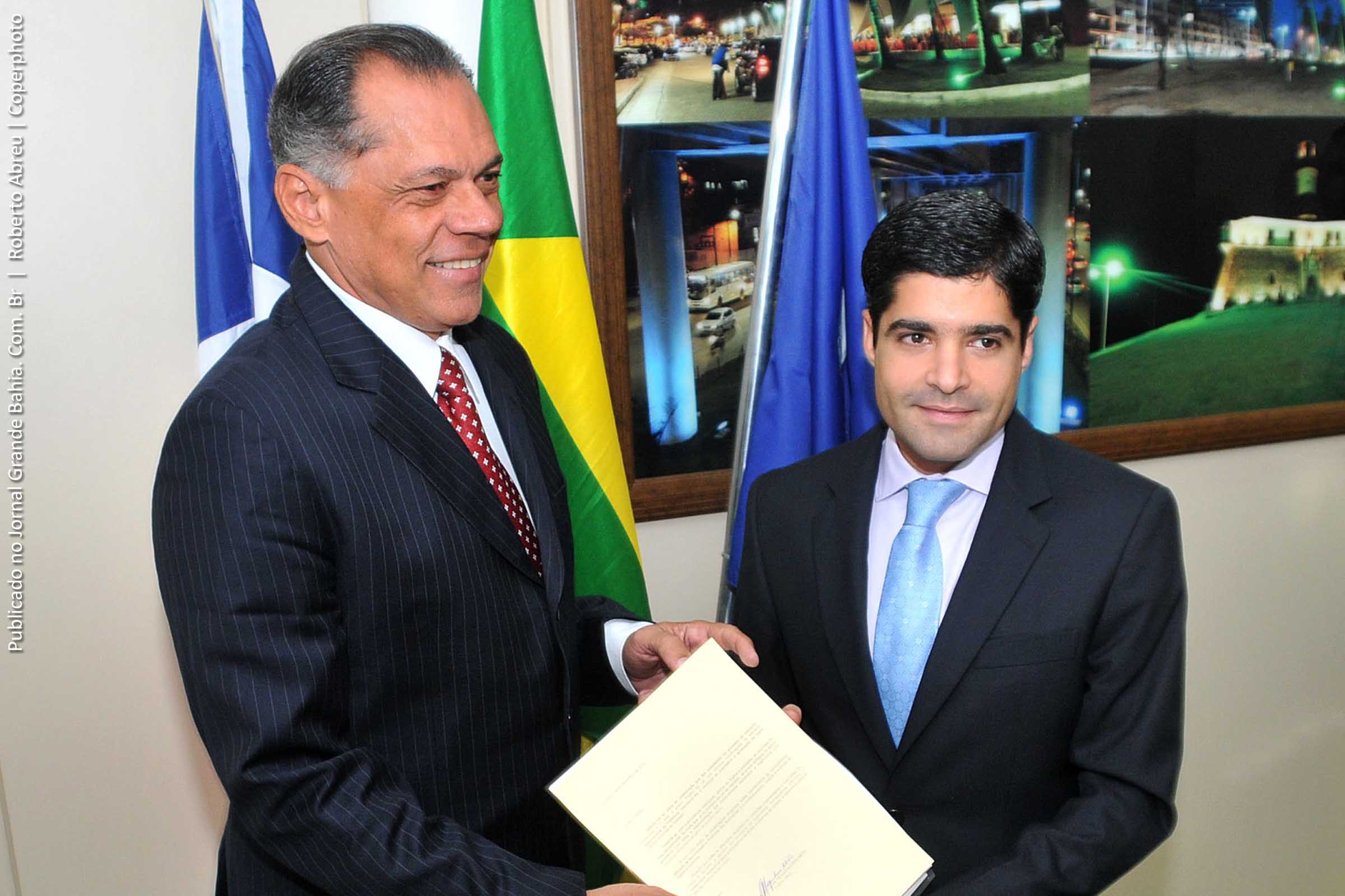 Prefeito João Henrique recebe projeto de ACM Neto, sobre reforma administrativa da Prefeitura de Salvador.