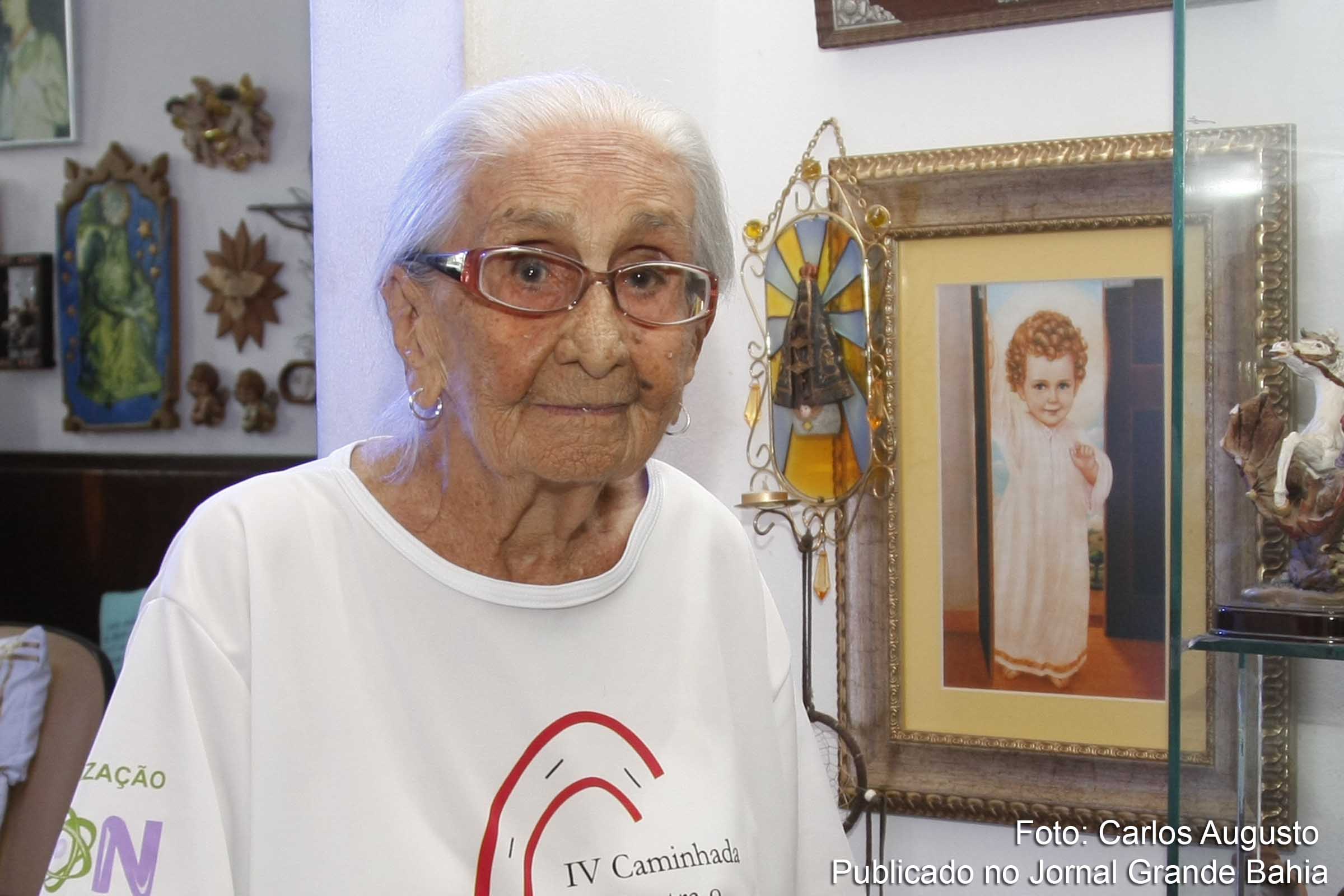Claudionor Teles Viana Velloso (Dona Canô) morre aos 105 anos.