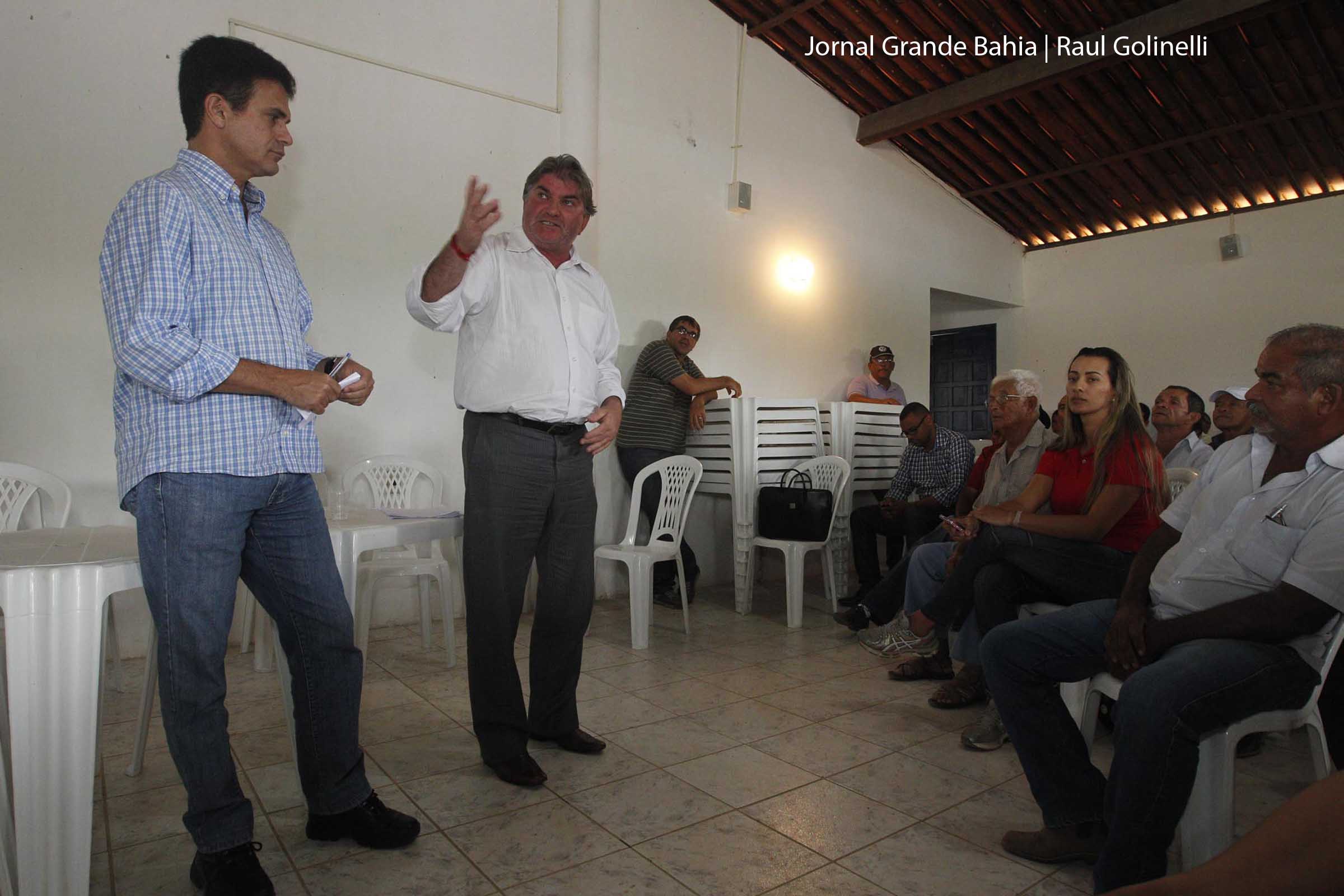 Os secretários Eduardo Salles e Eugênio Spengler durante reunião com produtores do distrito de irrigação de Ponto Novo Raul explicam sobre redução do abastecimento de água.