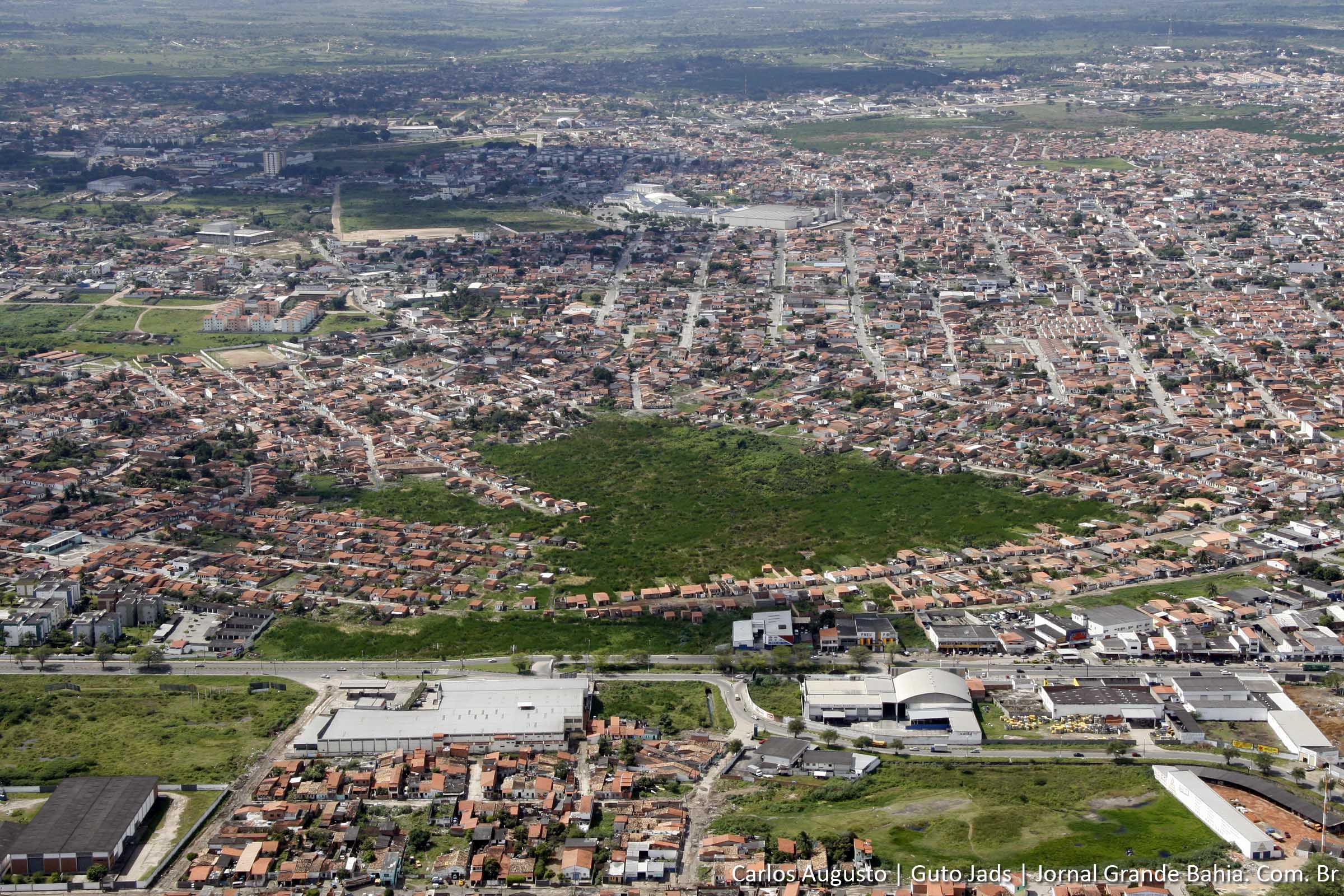 Empresa aterra mais uma área da Lagoa do Geladinho, denúncia Marialvo Barreto. Confira debates da Câmara de Feira de Santana