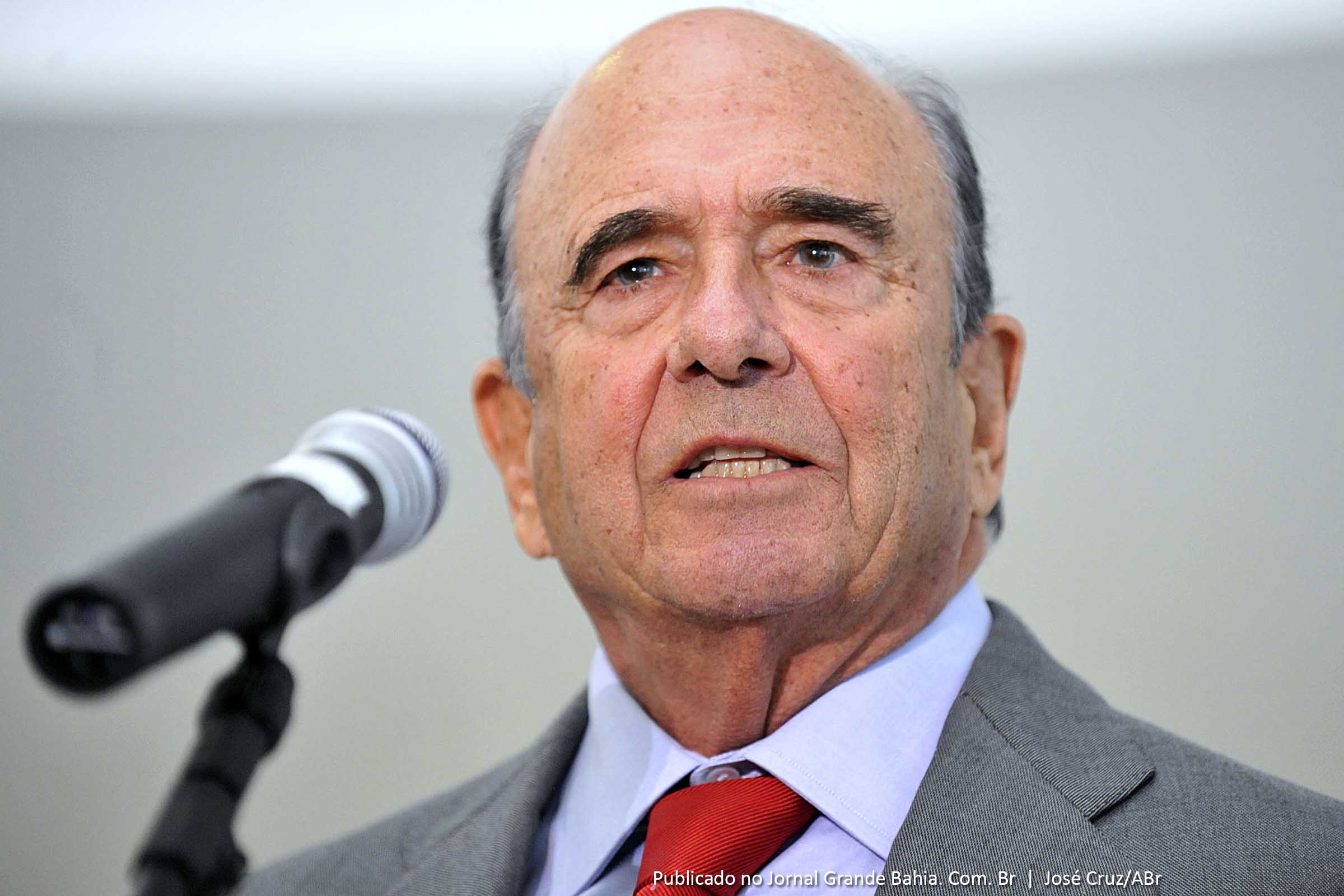 O presidente mundial do Grupo Santander, Emilio Botín, fala à imprensa após encontro com a presidenta Dilma Rousseff, no Palácio do Planalto.