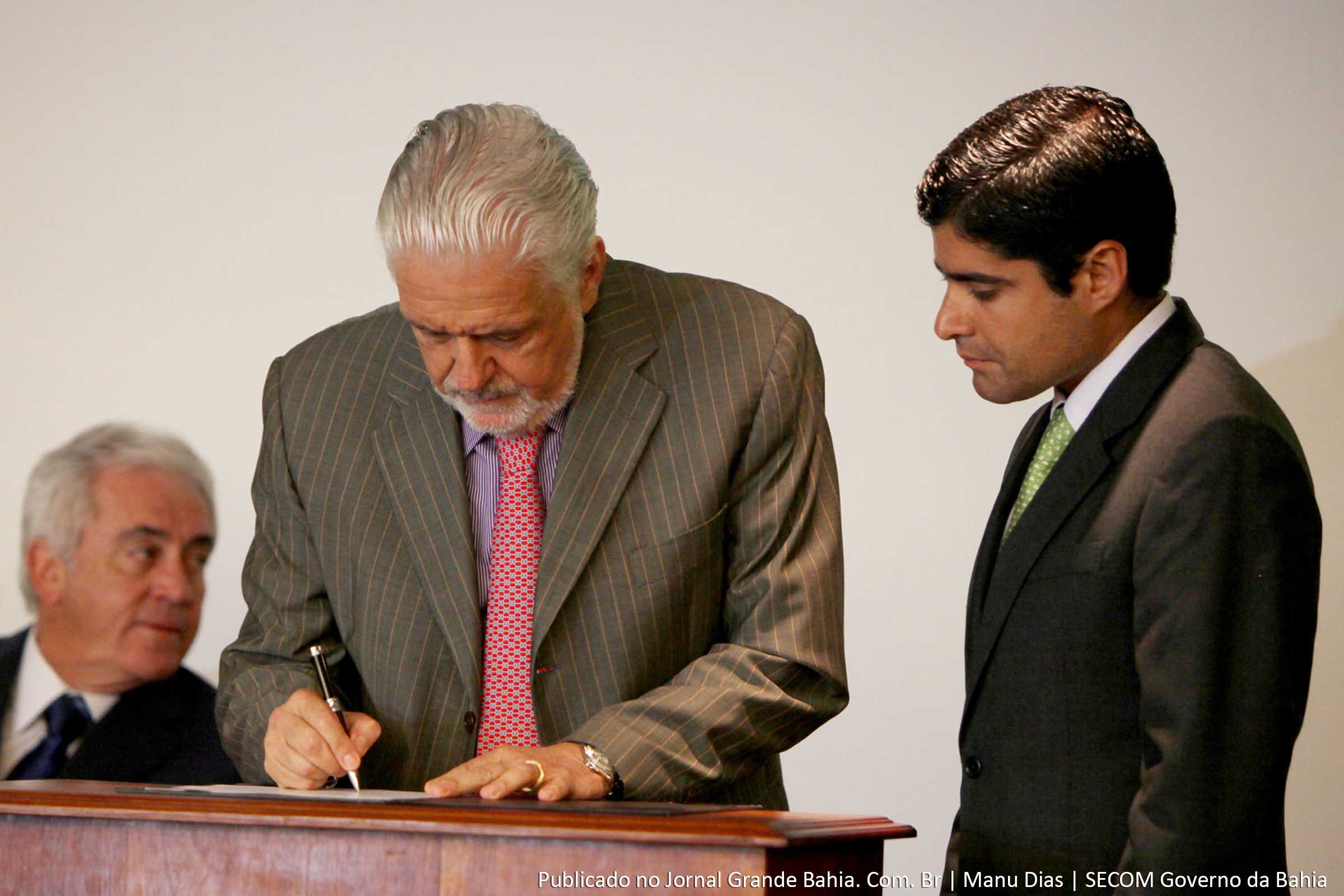 Governador Jaques Wagner e ACM Neto celebram convênio para patrocínio do Carnaval 2013 de Salvador.