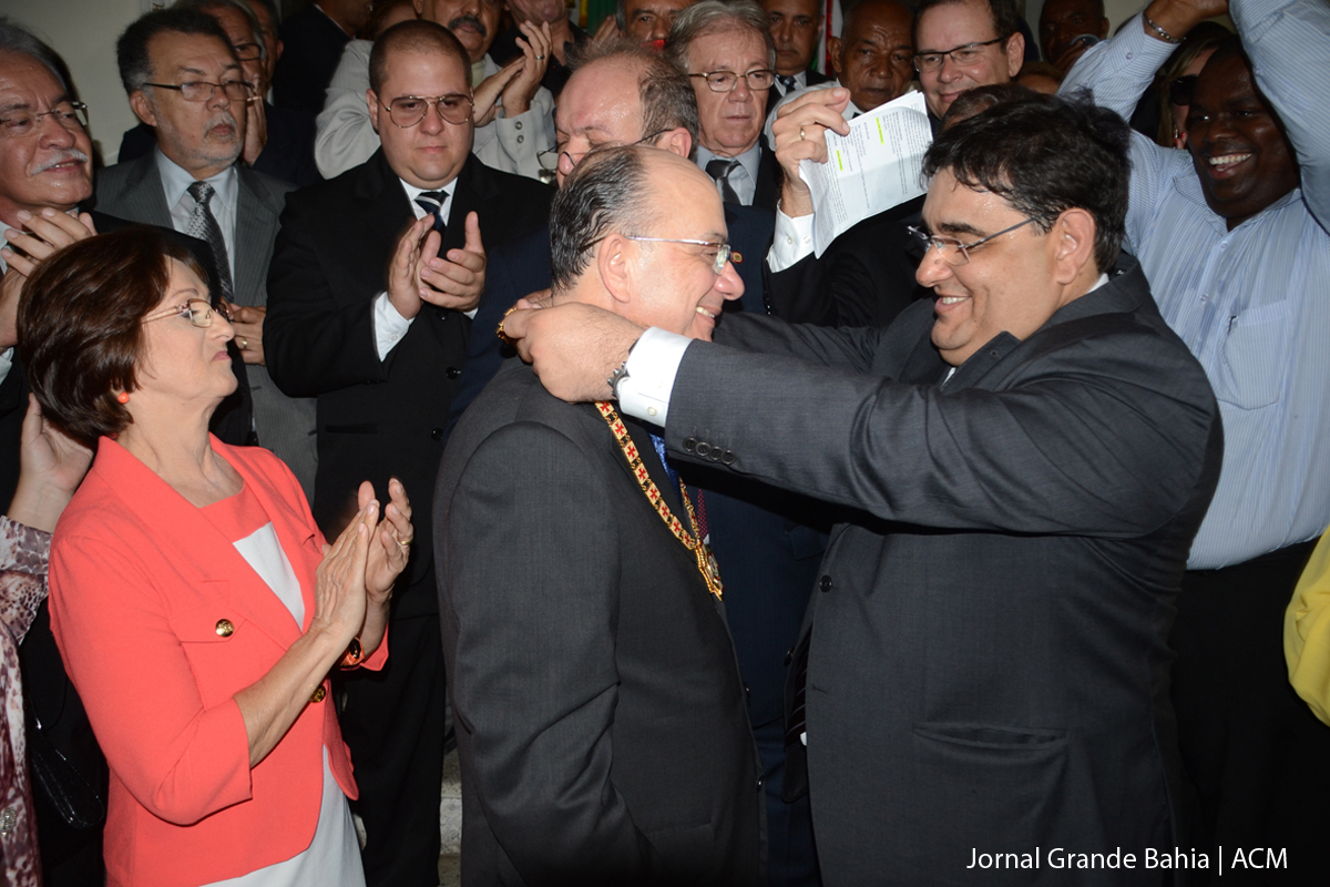 O ex-vice-prefeito Paulo Aquino transmite o cargo de prefeito a José Ronaldo de Carvalho.