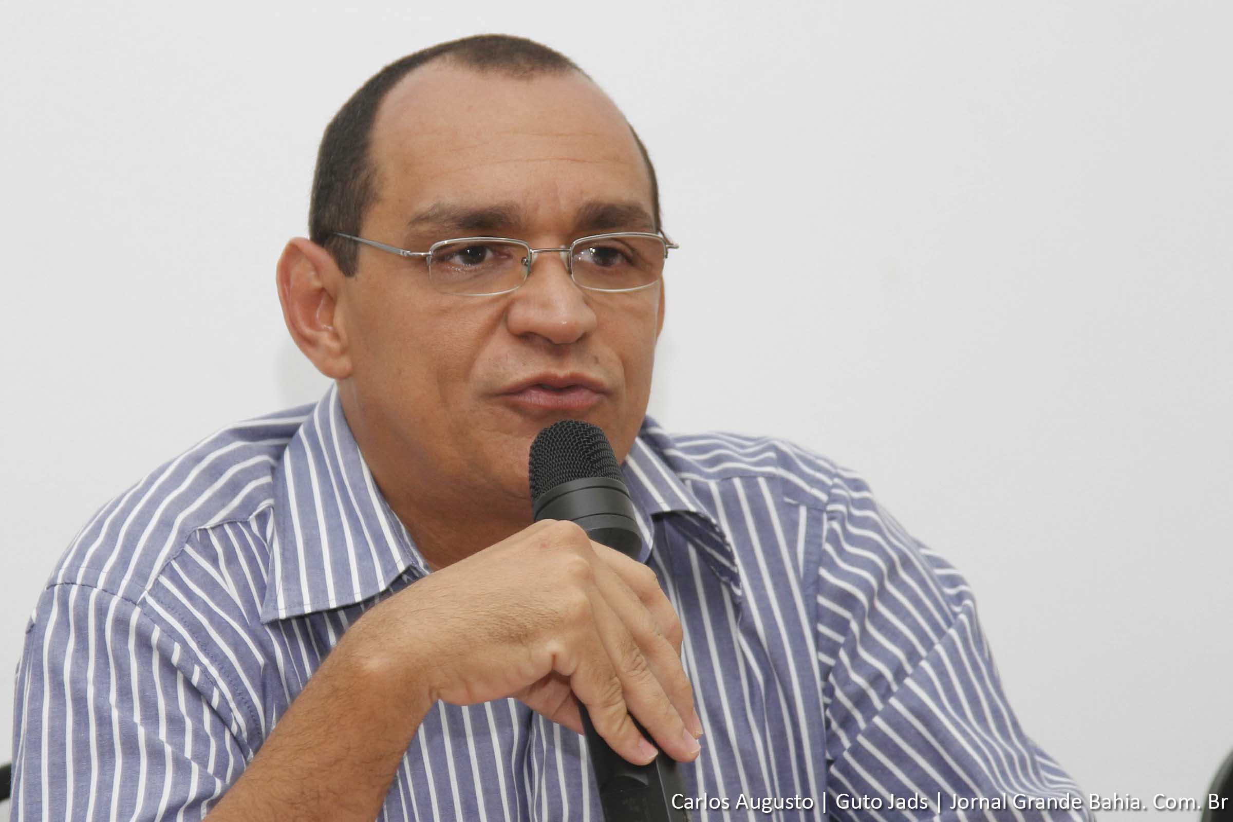O vereador Roberto Tourinho (PV) denuncia panfletos anônimos em igrejas evangélicas que o acusam de intolerância religiosa, enquanto outros vereadores criticam a administração do prefeito Tarcízio Pimenta.