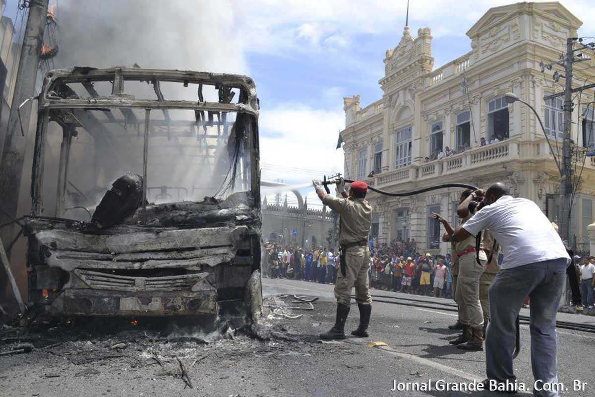 Mais um ônibus pegou fogo em Feira de Santana, é o segundo em 2013 e o quinto em menos de três anos