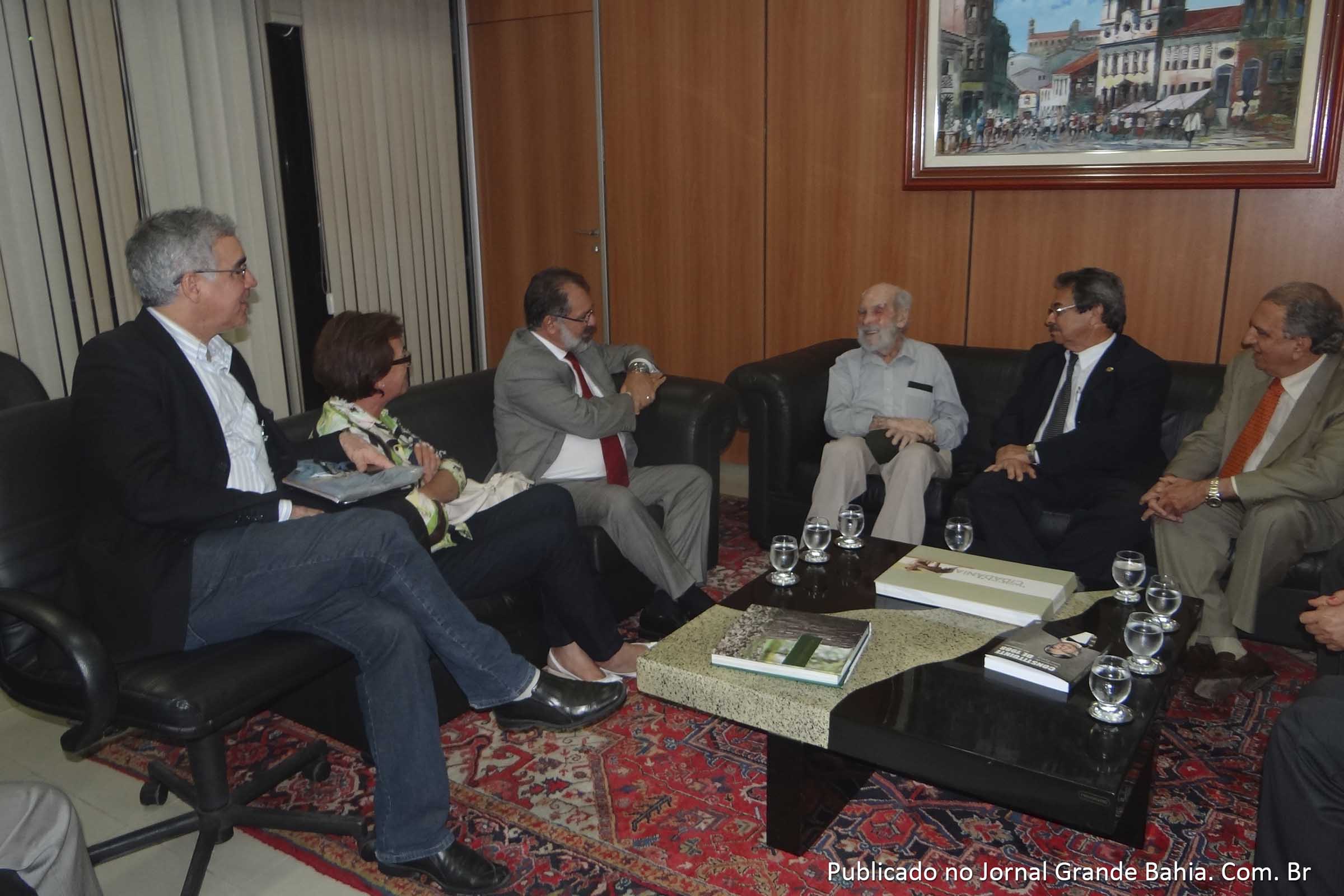 Frans Krajcberg e deputados estaduais da Bahia.