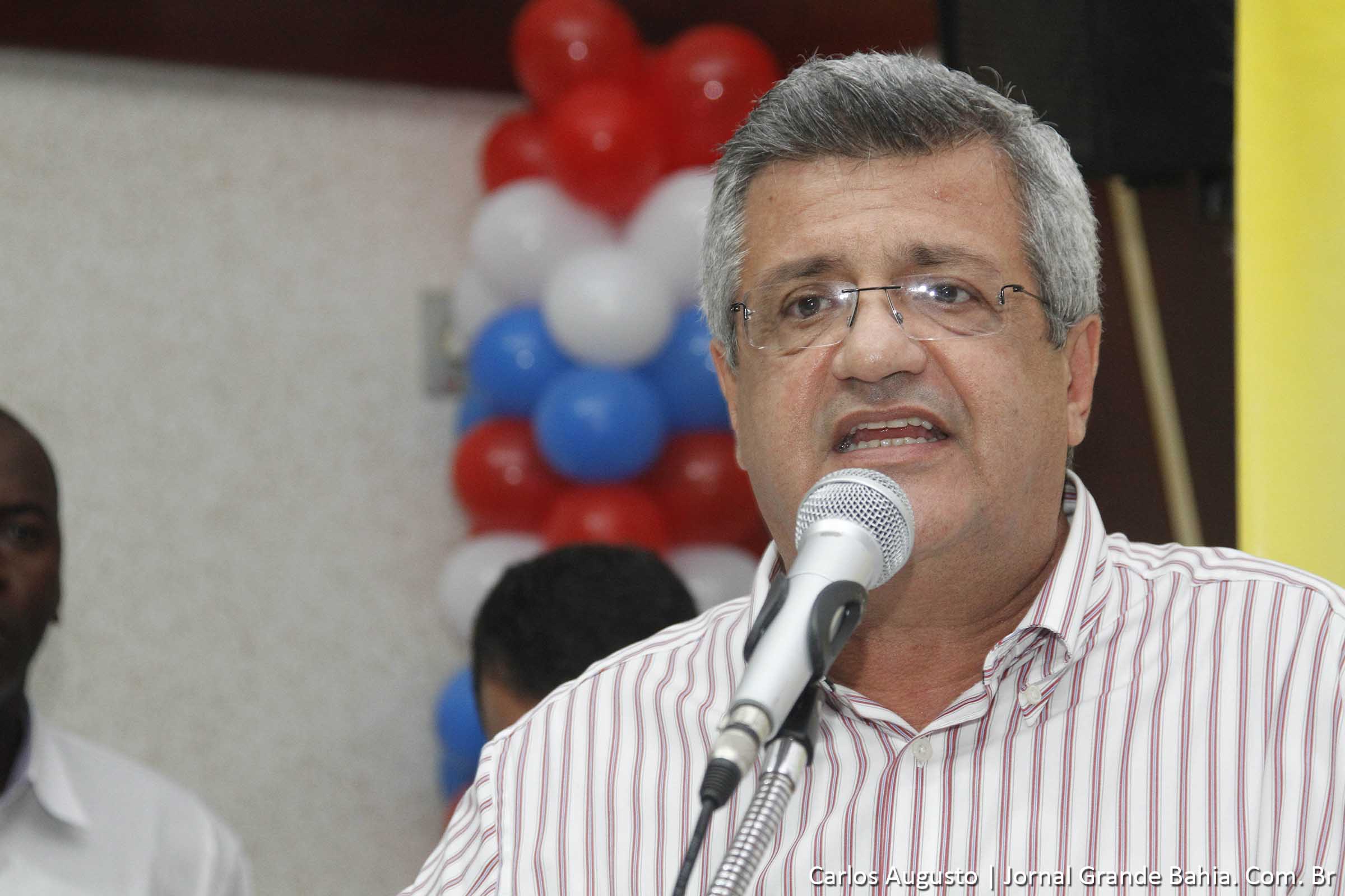 João Carlos Bacelar: “Não vamos recuar no nosso objetivo de oferecer um ensino de qualidade para nossas crianças, garantindo alfabetização logo no primeiro ano (aos seis anos de idade) e a ampliação do tempo de permanência do aluno na escola, bandeiras históricas dos próprios educadores. Esse é o desejo dos alunos, dos pais dos alunos e do prefeito ACM Neto. Todos os esforços da Prefeitura são no sentido de colocar o nível de ensino ministrado no município no mesmo patamar das melhores escolas da rede privada. Disso não vamos abrir mão e temos a certeza de que contamos com o apoio dos professores e da sociedade." (Foto: Carlos Augusto | Jornal Grande Bahia)