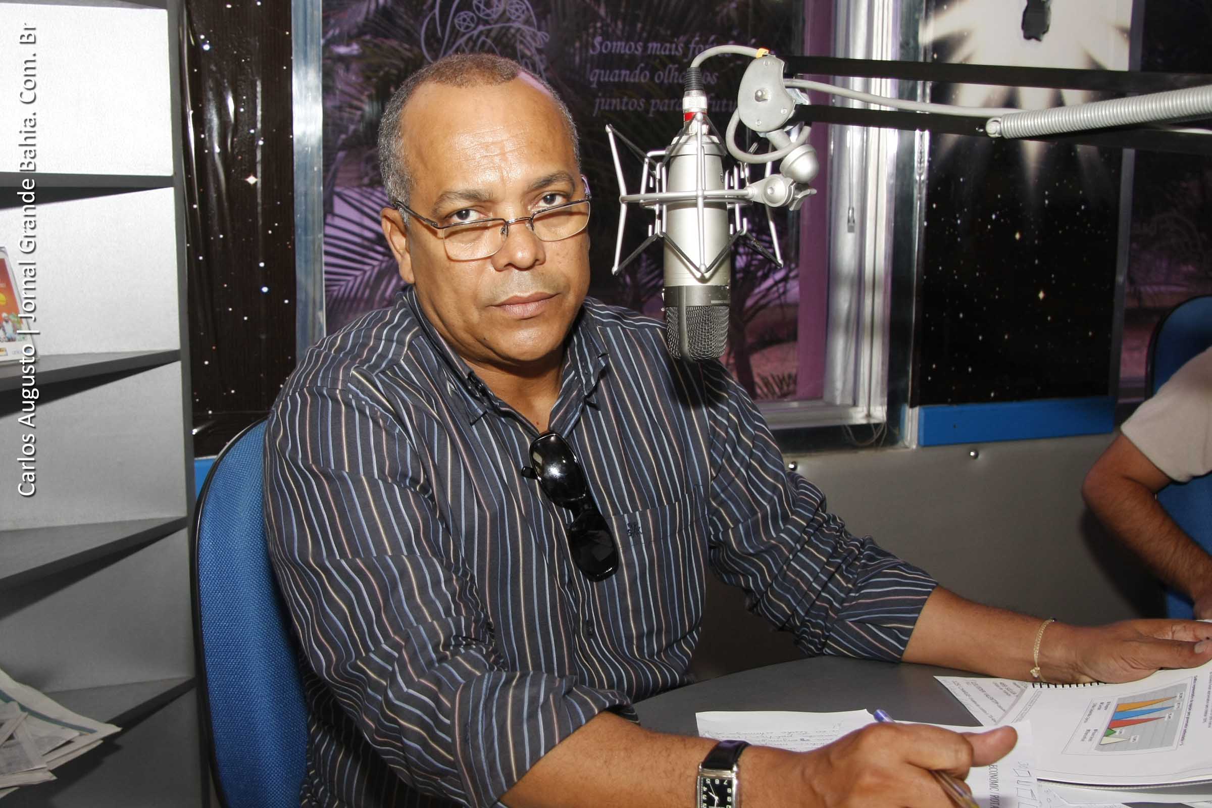 Joilton Antônio Freitas Matos é o âncora do programa Rotativo News. (Foto: Carlos Augusto – Jornal Grande Bahia)
