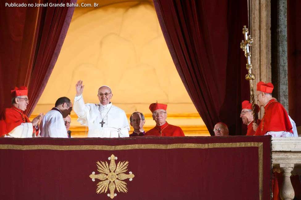 Jorge Mario Bergoglio é eleito Papa Francisco. Papa adota postura Franciscana de penitência.