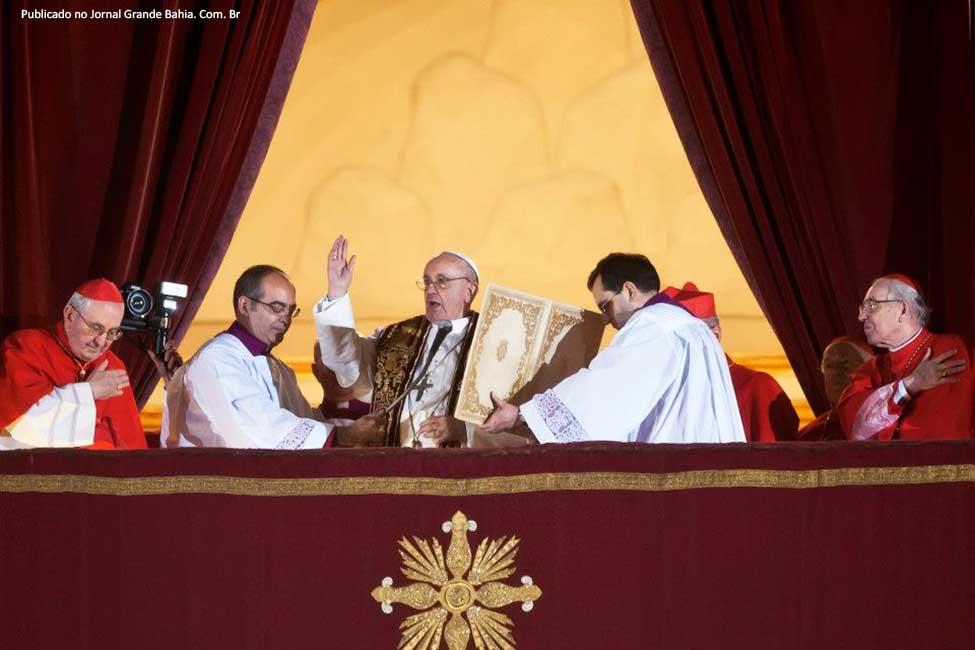 Jorge Mario Bergoglio é eleito Papa Francisco.