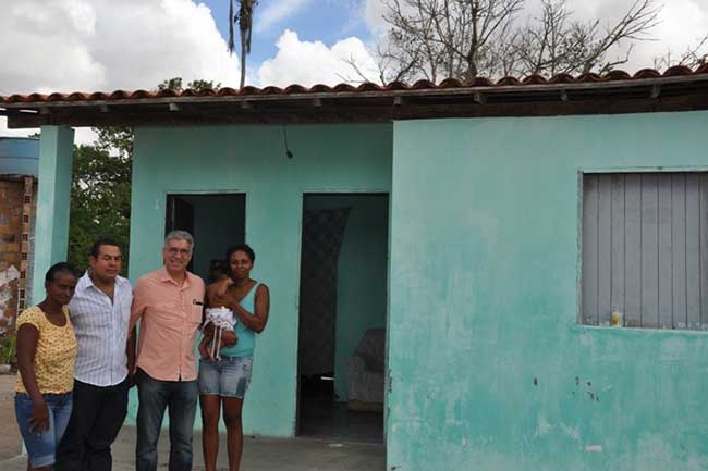 Maria da Glória, umas das 146 contempladas pelo projeto Capixana Morada, sua filha e Antonio Silva e Zé Neto.