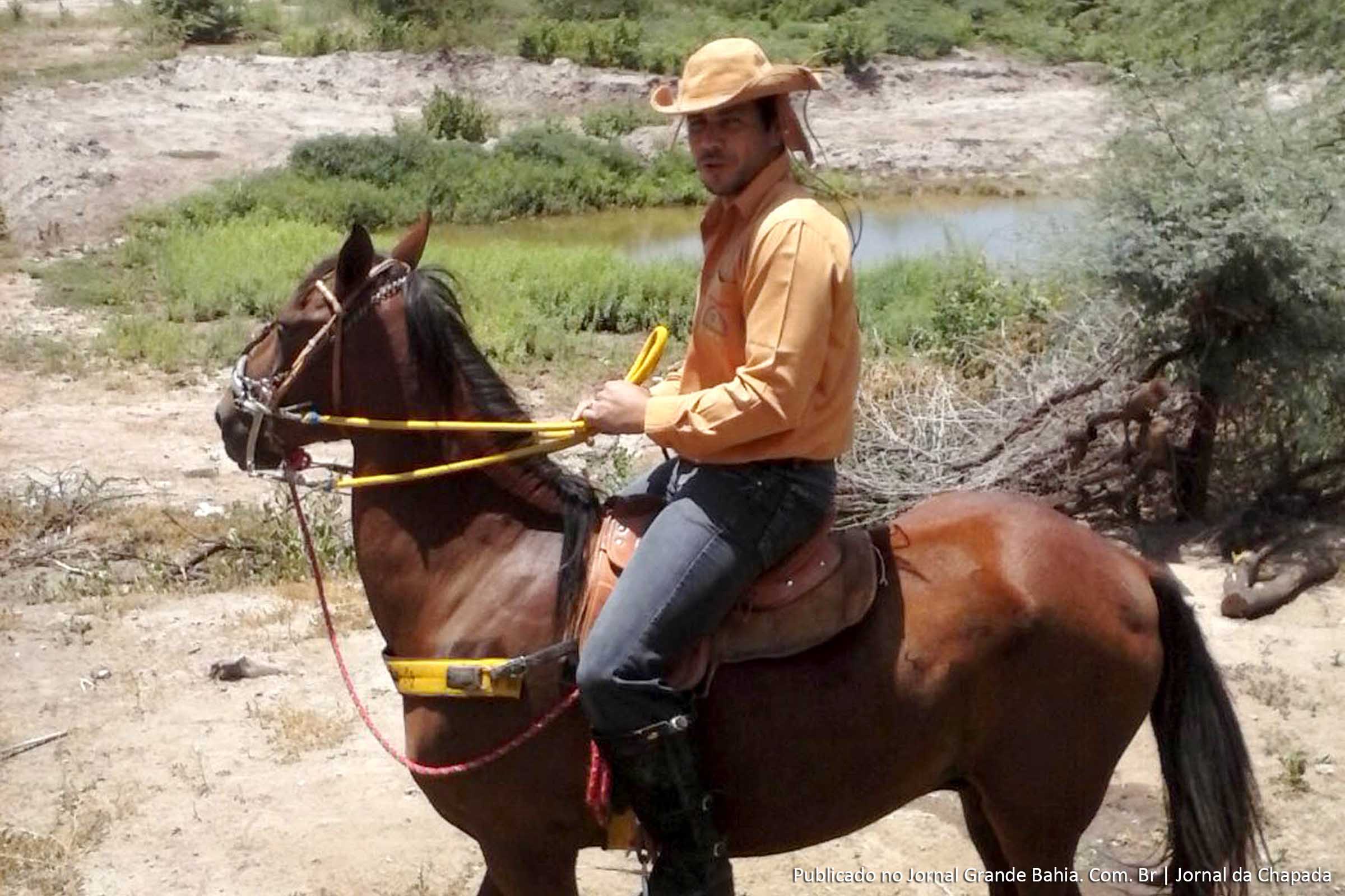 O vaqueiro Gardel Carneiro segue para Salvador de Itaetê a cavalo para protesto.