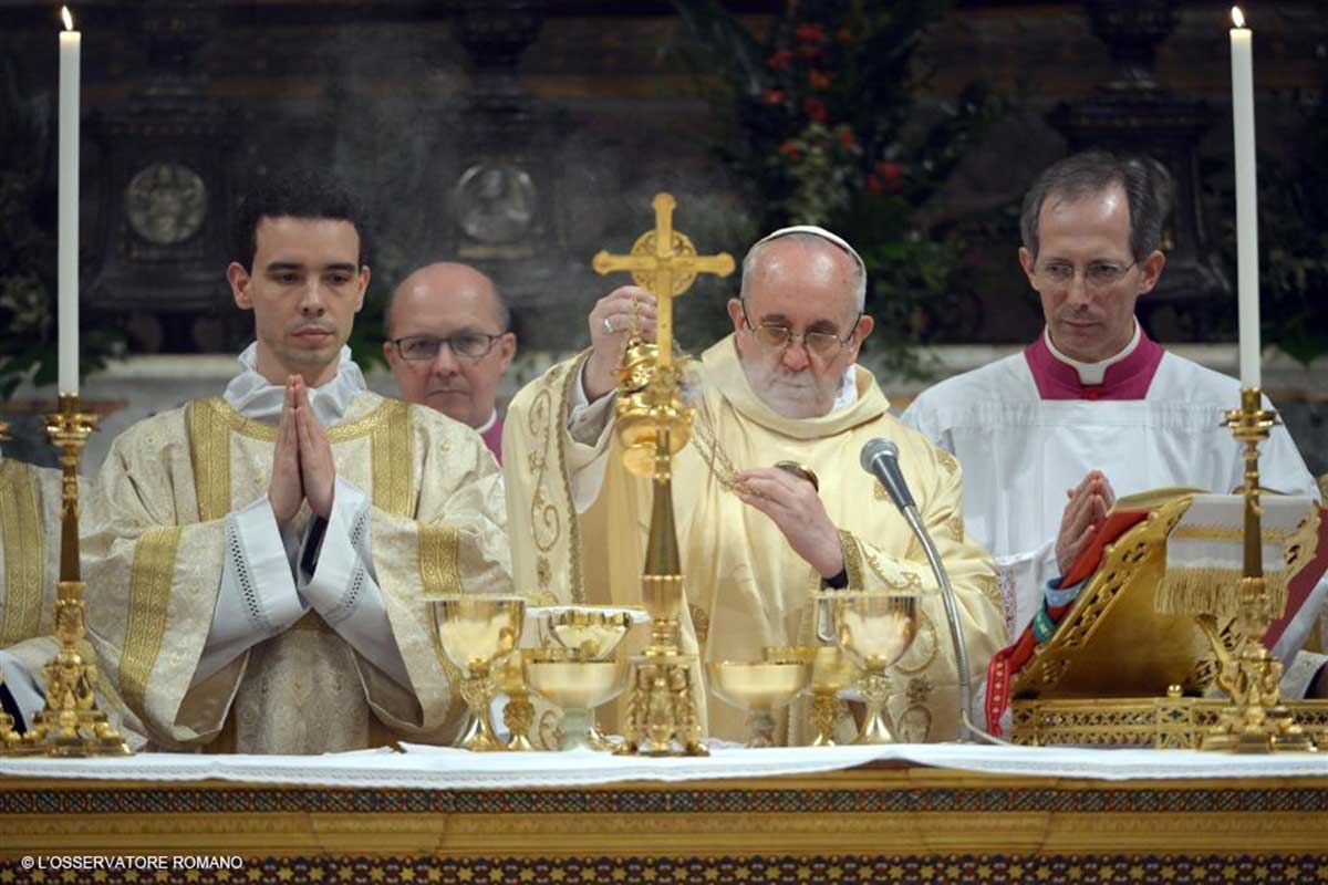 Papa Francisco durante celebração de missa.