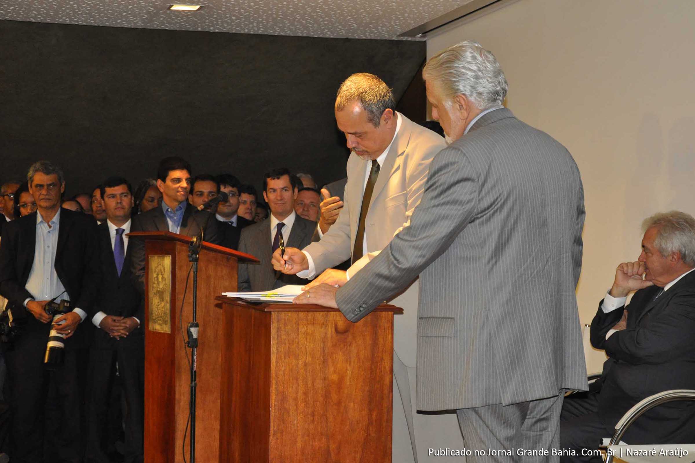 Prefeito assina convênio que leva metrô para Lauro de Freitas