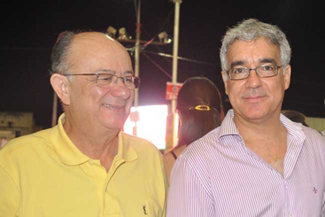 Zé Ronaldo e Zé Neto fazem jogo de cena da micareta de Feira de Santana. Inimigos políticos irreconciliáveis.