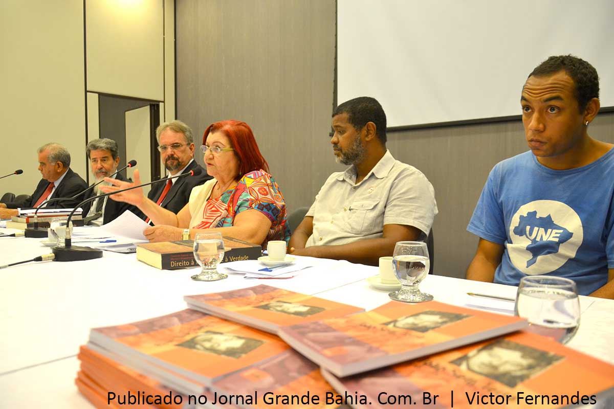 Diva Santana do Grupo Tortura Nunca Mais entrega relatório e livro ao presidente da comissão.