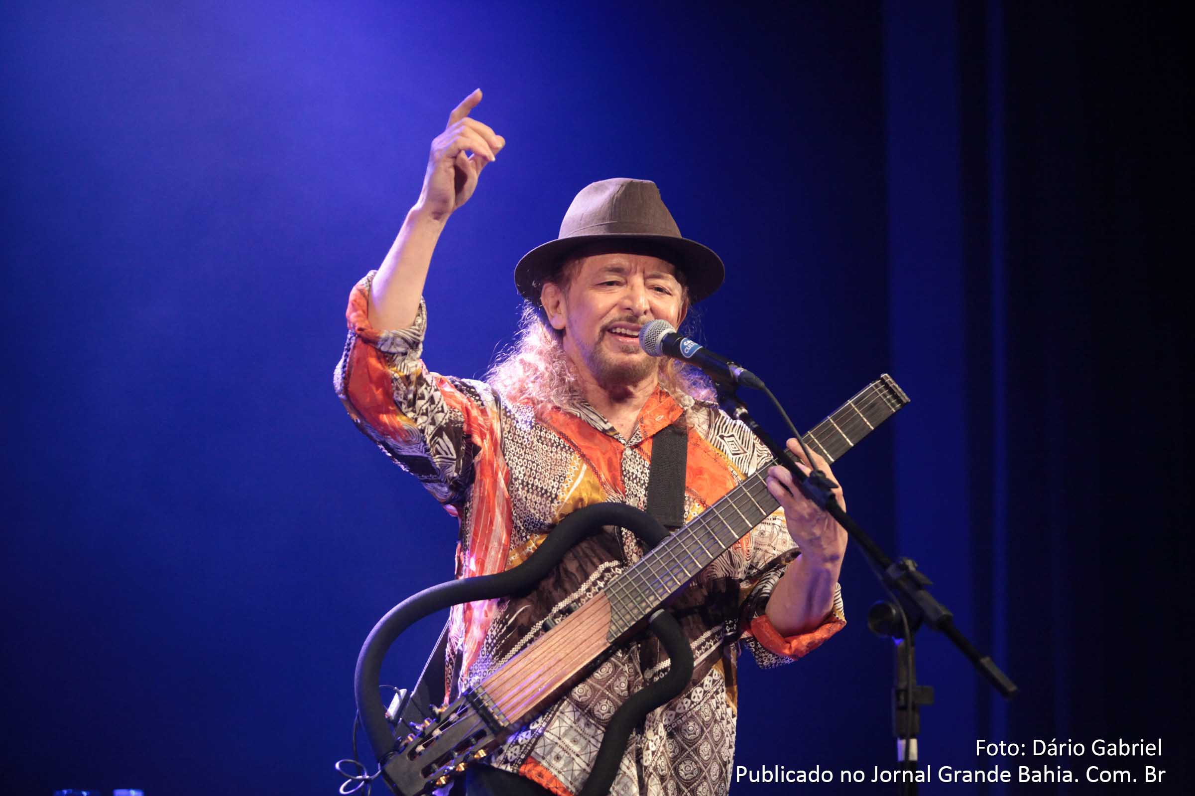 Geraldo Azevedo traz para Salvador o show “Voz e Violão”.