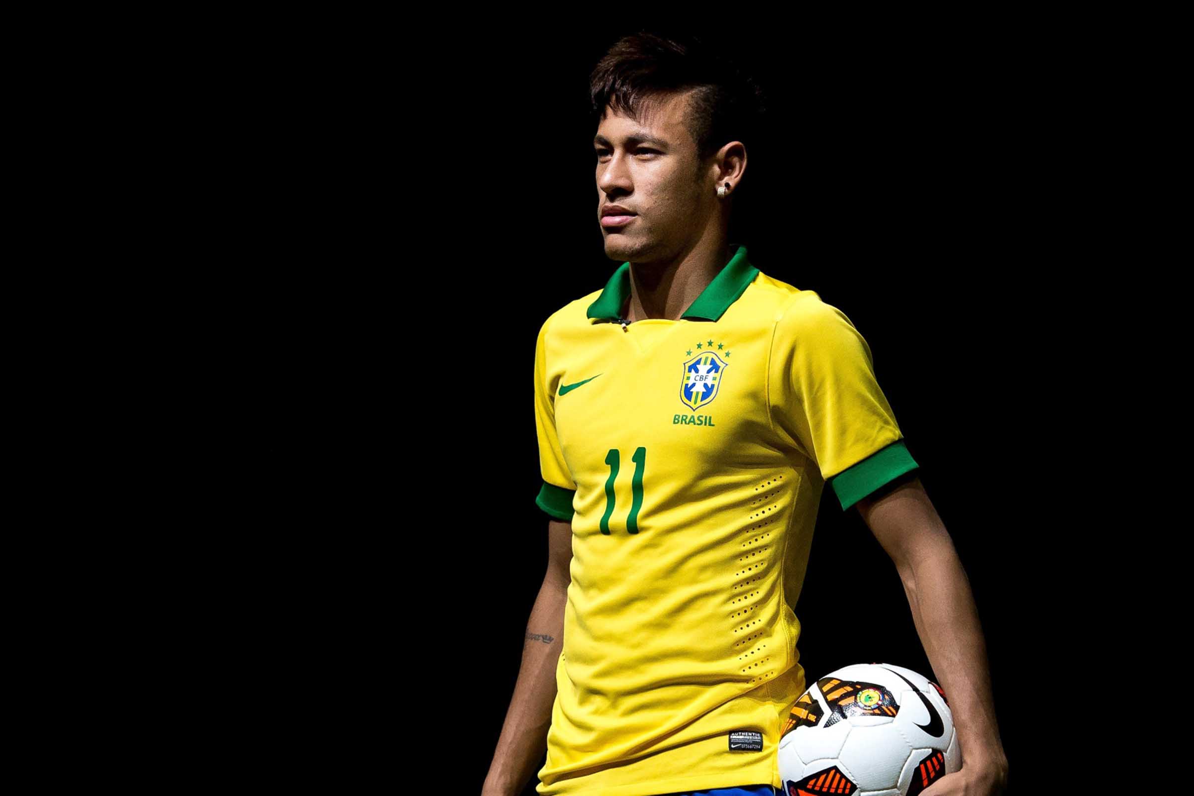 Neymar da Silva Santos Júnior, geralmente referido como Neymar ou Neymar Jr., é um futebolista brasileiro que atualmente defende o clube espanhol Barcelona e é o capitão da seleção brasileira.
