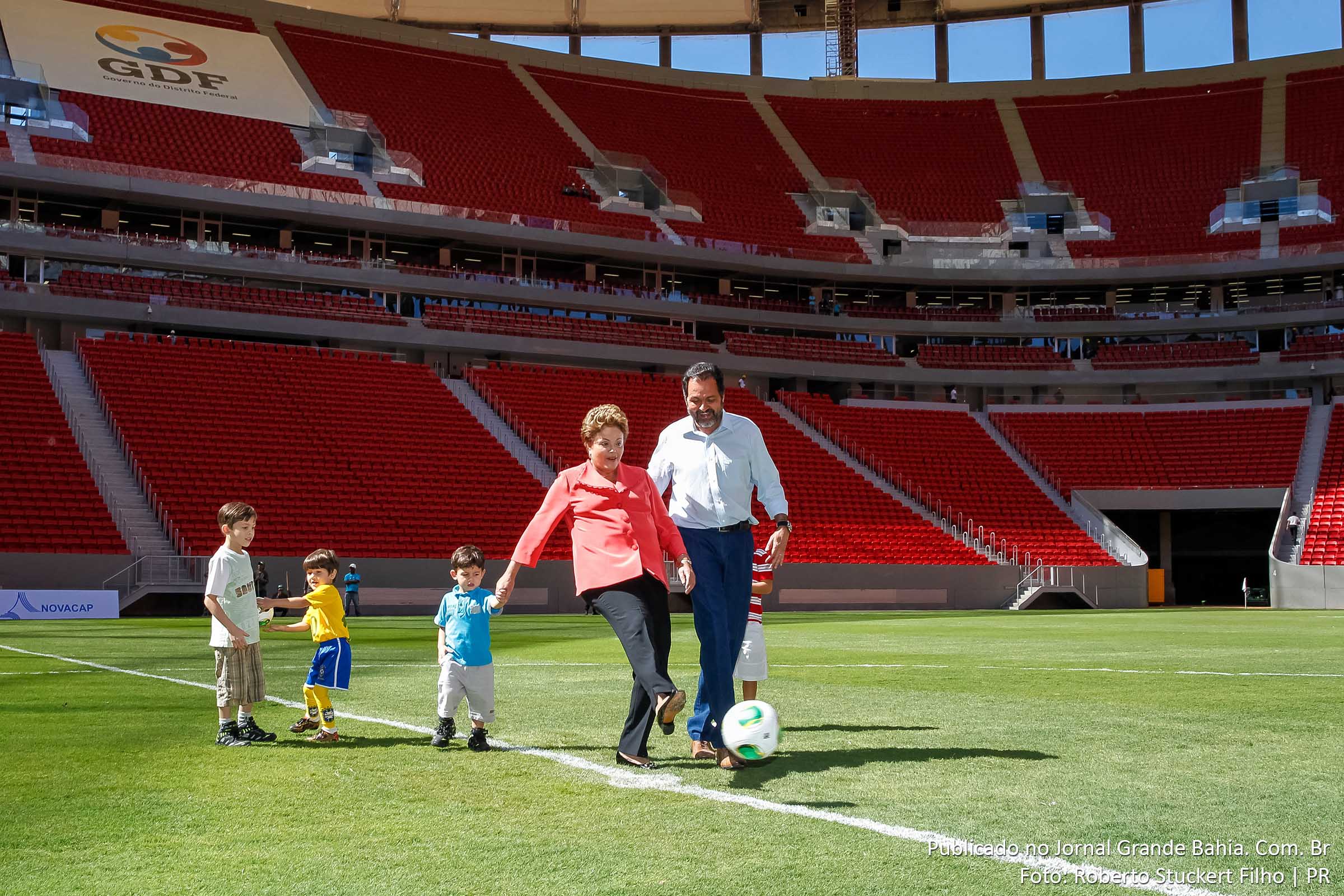 Presidenta Dilma Rousseff inaugura o Estádio Nacional Mané Garrincha.
