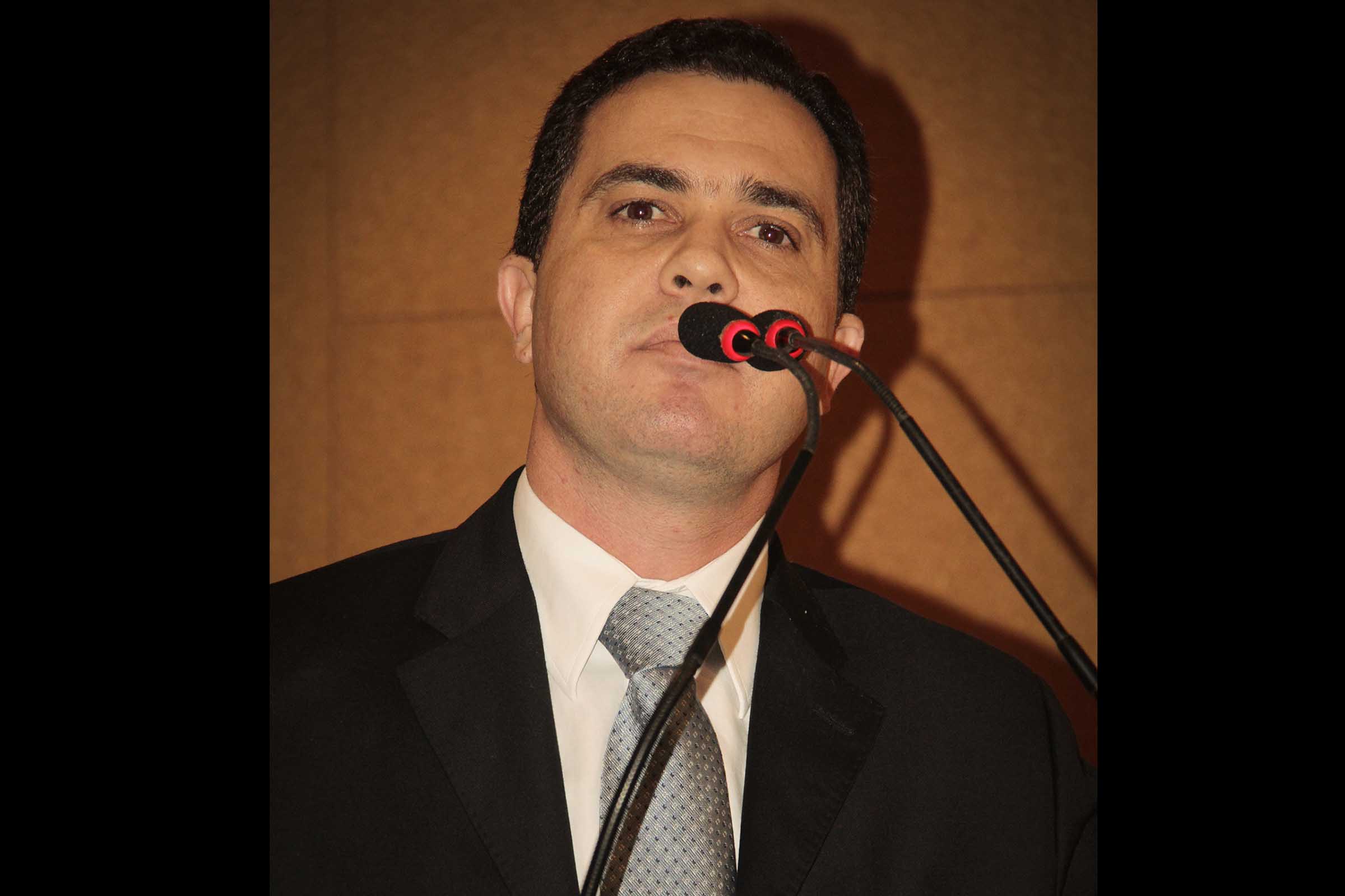 Tom Araújo: “O governo não olha para o servidor. Inicialmente, mandaram um aumento de 2,5% o que foi repudiado pelos servidores. Agora, aumentou para, 5,38% prometendo repor a inflação, mas dividido em duas parcelas. Ora, quando for concluir o pagamento, o servidor vai receber pouco mais de 3,9% porque a inflação do ano vai comer o restante”
