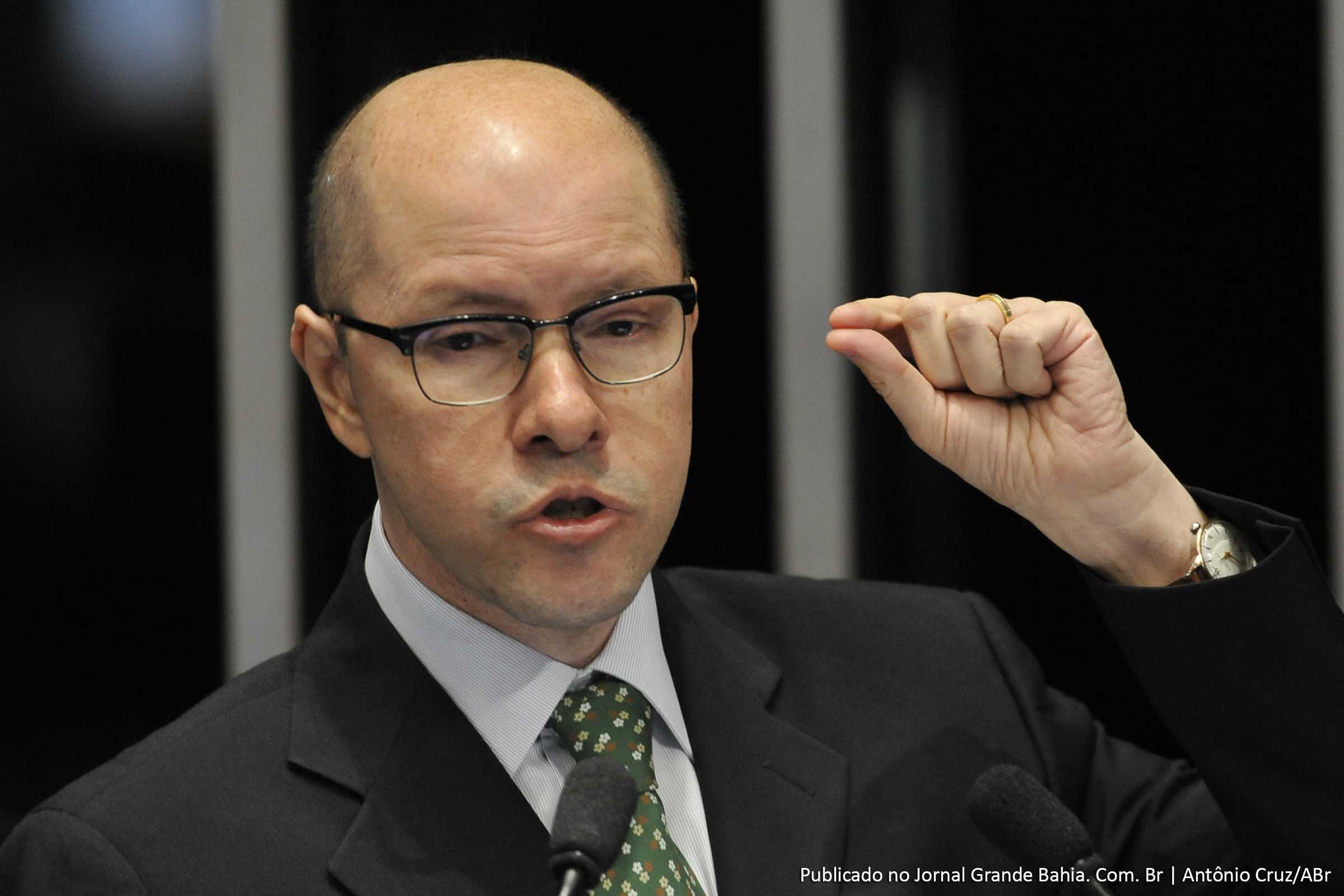 O ex-senador Demóstenes Torres foi denunciado na Justiça de Goiás pela prática de oito crimes de corrupção passiva e pelo crime de advocacia administrativa.