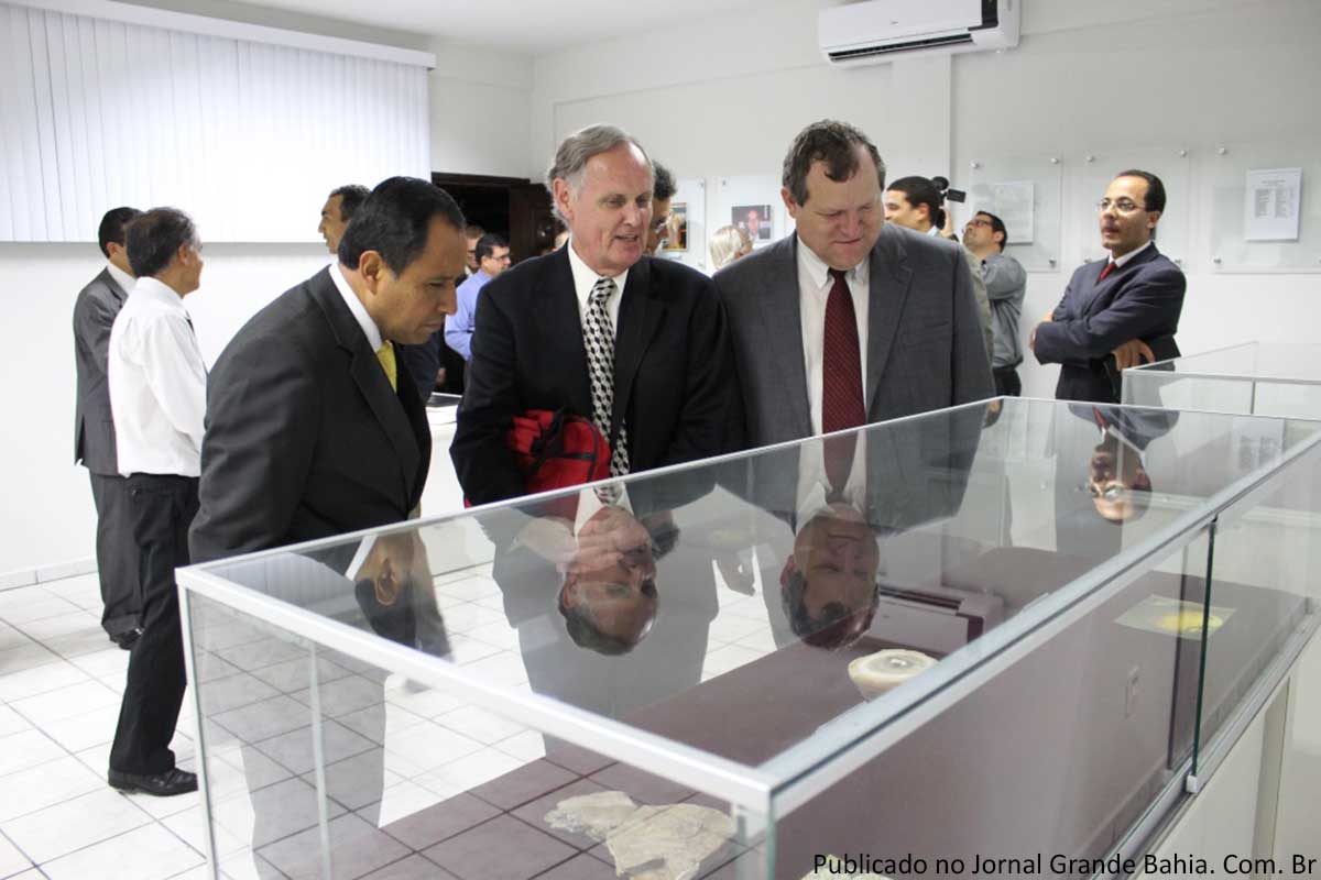 Dr. Juan Choque, Dr. James Gibson e Dr. Merlin Burt (diretor-fundador do Centro de Pesquisa Adventista Associação Geral).