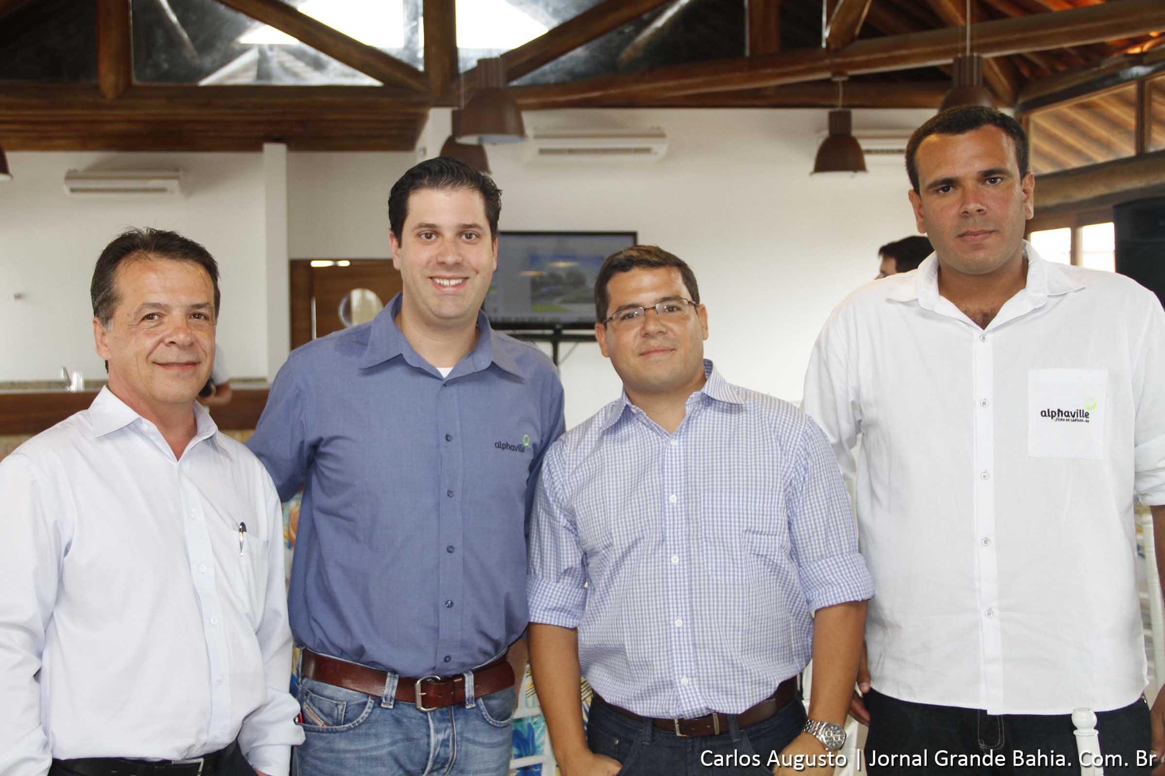Adalbereto Santos, André Nasi, Igor Cabirta e Valter Rodson da Silva Souza, equipe técnica da Alphaville comemora cumprimento do cronograma, qualidade técnica e segurança oferecida.