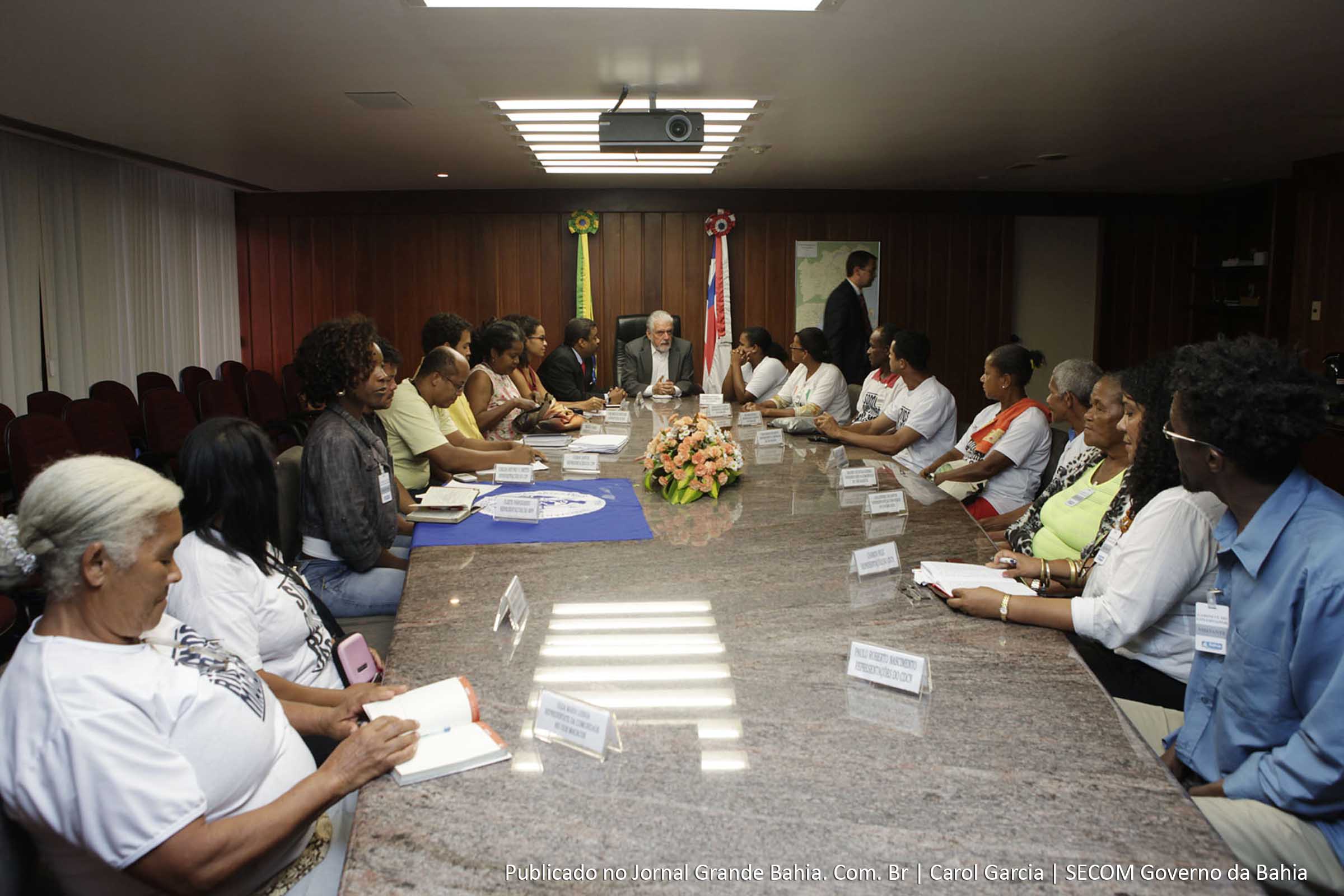 Governador Jaques Wagner e representantes do Quilombo Rio dos Macacos.