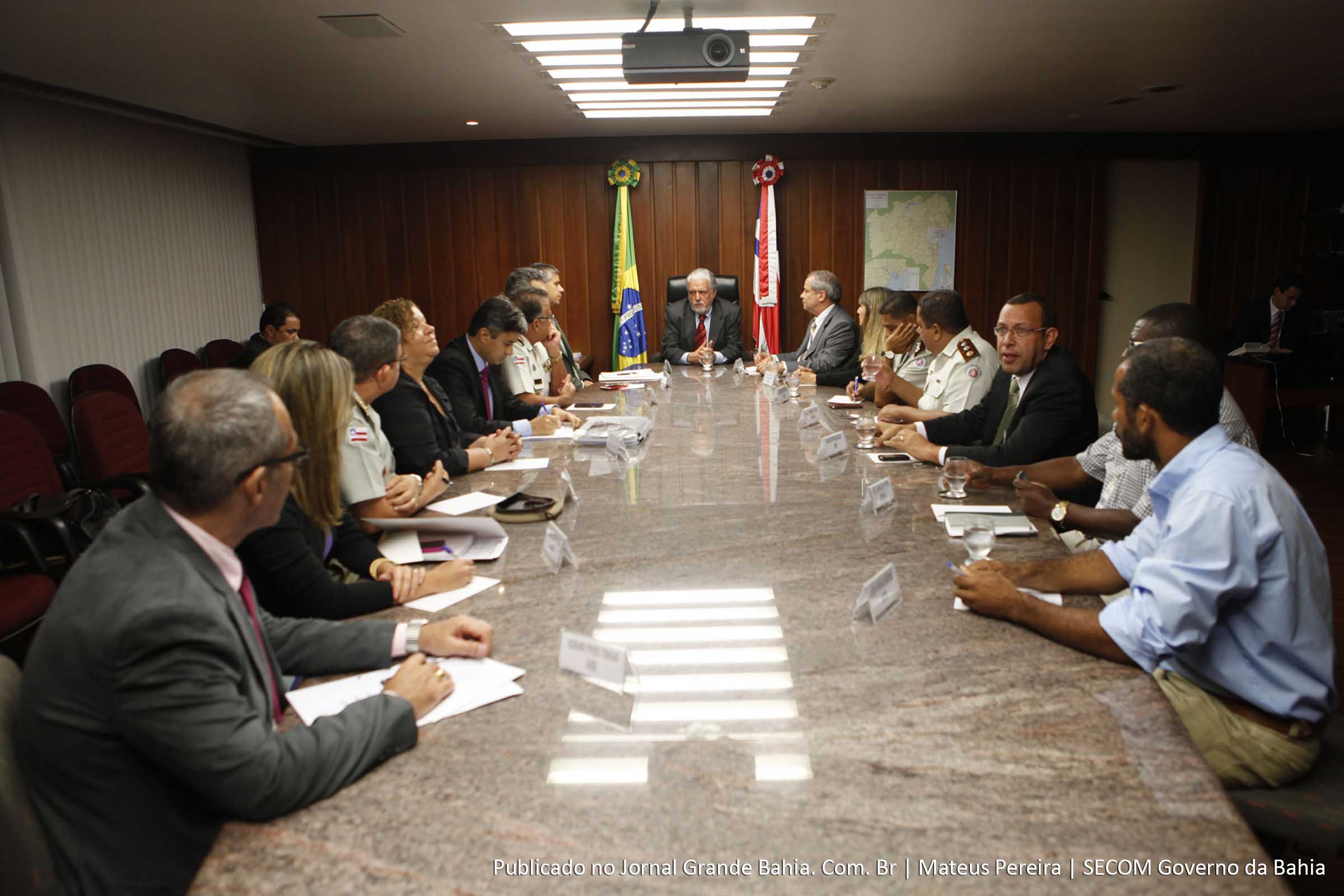 Jaques Wagner, governador da Bahia, se reúne com sua equipe de governo e outras lideranças da área de segurança pública para tratar da Comissão de Modernização da Polícia Militar.