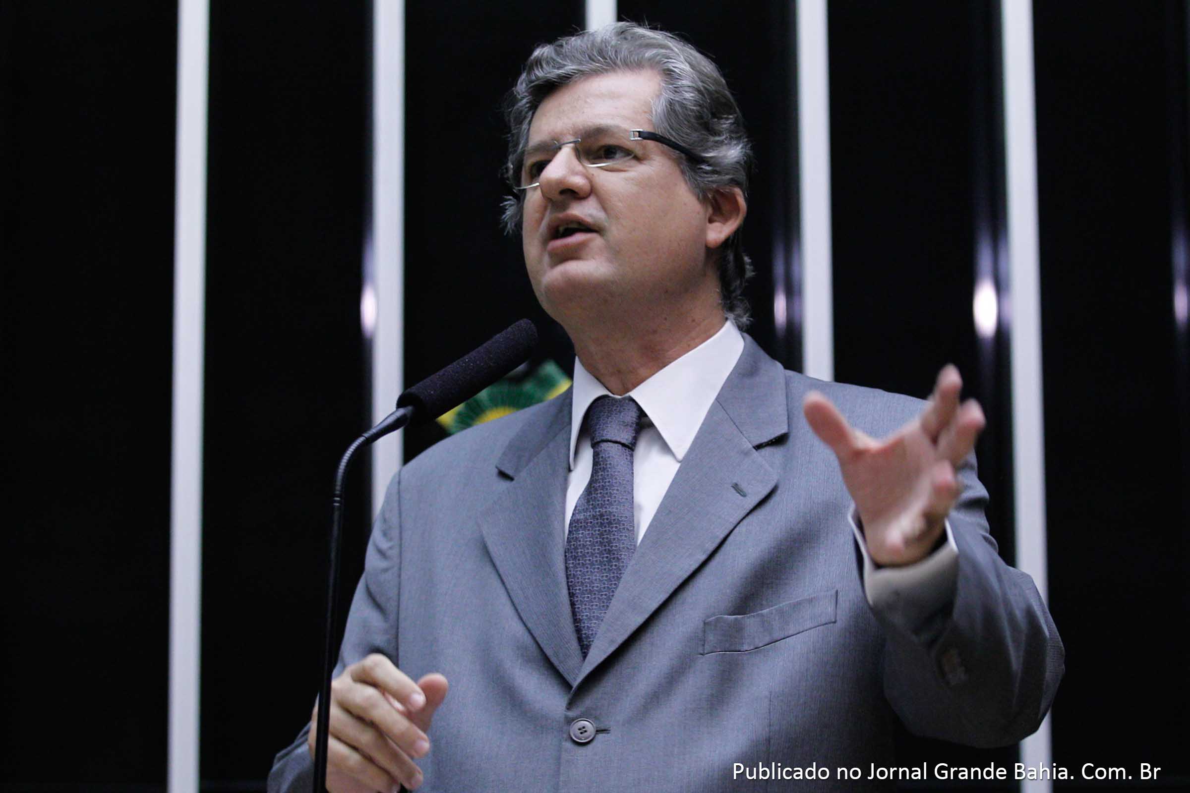 Jutahy Júnior: Deputados há quase 9 anos, não ameaça direitos trabalhistas e não vejo inconstitucionalidade com relação aos prazos para adequação dos contratos, pois a lei determina adequação de contratos vigentes à nova norma e os atos celebrados antes da nova lei serão respeitados"