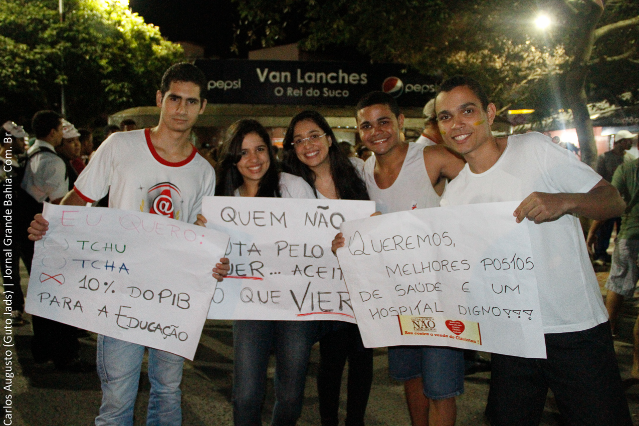 Em protesto, juventude vai as Ruas de Feira de Santana e chama prefeito José Ronaldo de ditador
