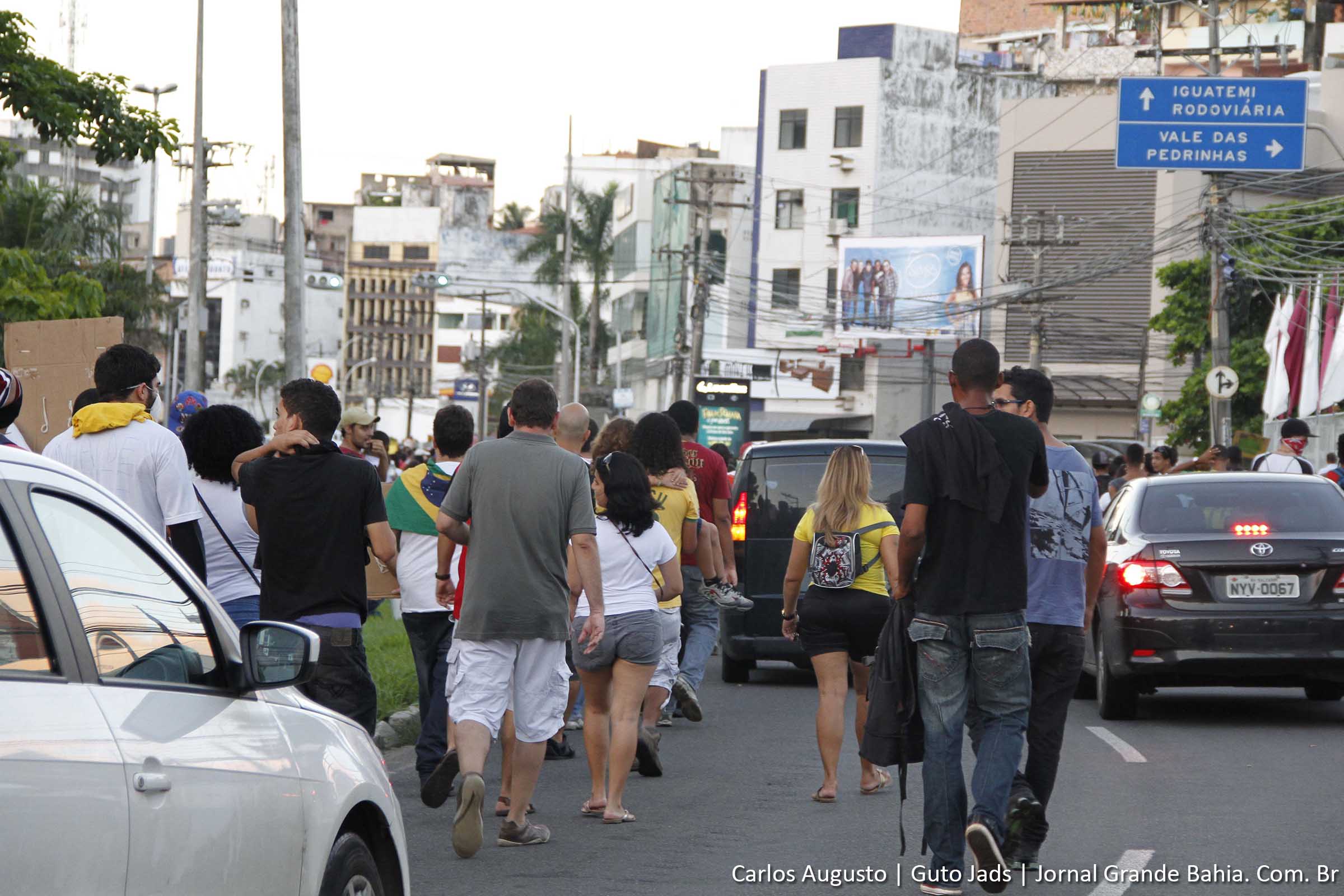 Marcha pacífica por direitos sociais. Manifestante protesta contra a situação do transporte público. (Foto: Carlos Augusto (Guto Jads) Jornal Grande Bahia)