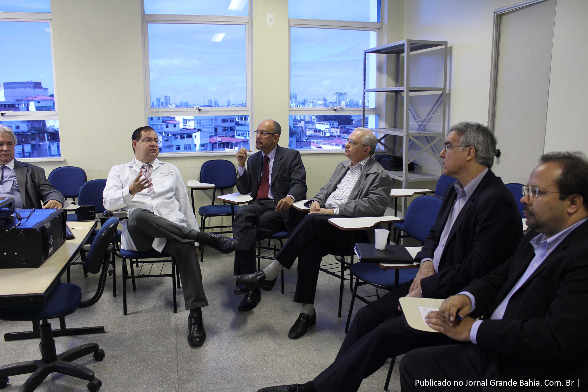 Zé Neto durante reunião com equipe do Hospital Ana Nery, gestão serve de modelo.