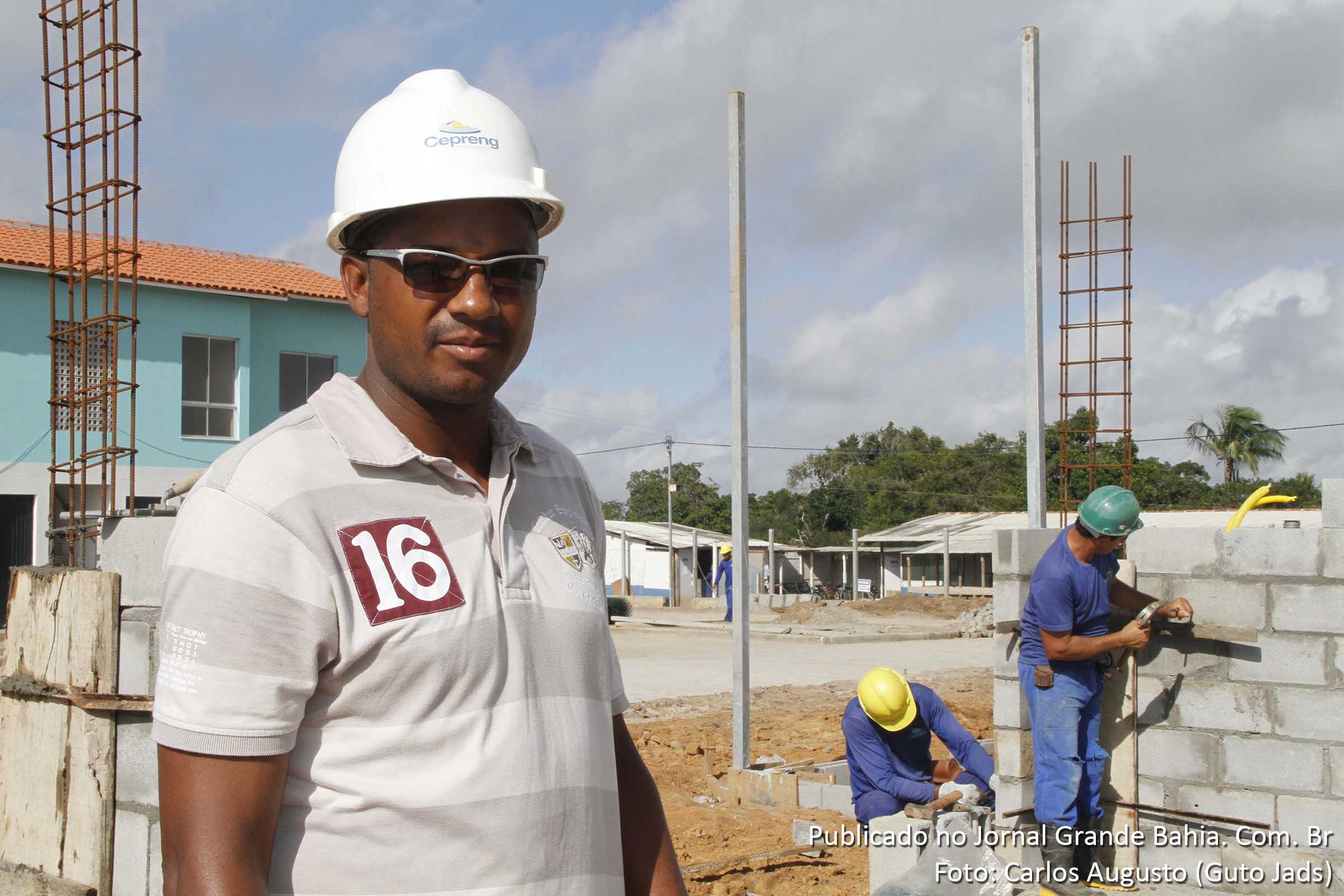 Edvaldo Borges: “Minha função é mestre de obras. Comecei como pedreiro, subi para encarregado, hoje sou mestre de obras. Minha função, aqui, é botar a empresa pra crescer. Meu nível de satisfação é muito bom com a Cepreng.”