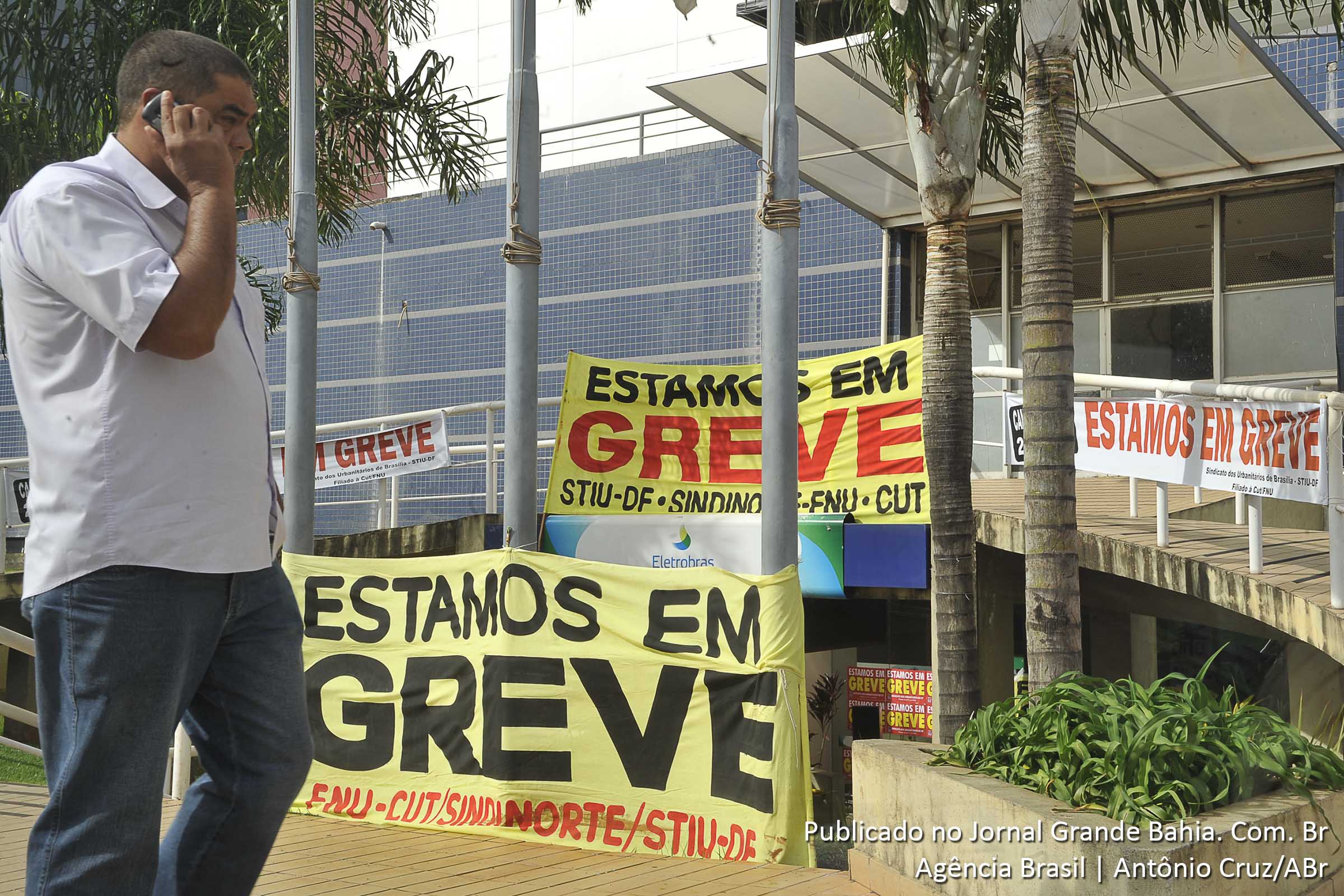 Em greve, os funcionários da Eletrobras fazem campanha para a obtenção de reajuste de 10.73% dos salários, valorização da categoria e plano de saúde extensivo aos aposentados. De acordo com a categoria, são mais de 20 mil trabalhadores em todo país.