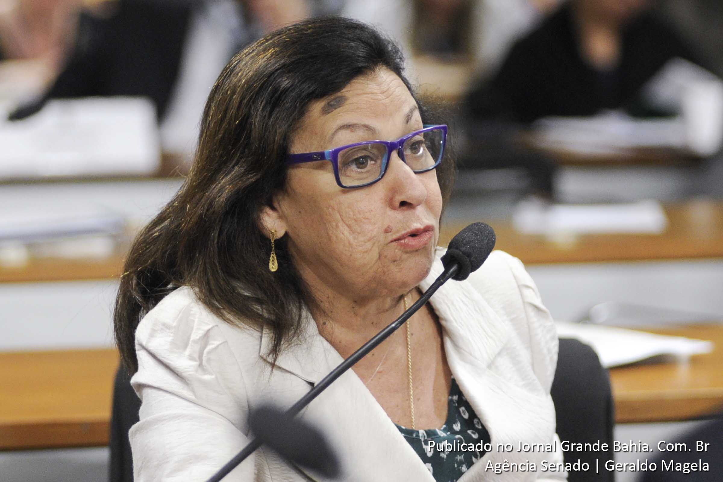 Lídice da Mata: “Dos 417 prefeitos baianos, 278 tiveram suas contas rejeitadas ano passado, uma situação que exige de todos nós uma reflexão acerca das imposições feitas pela Lei de Responsabilidade Fiscal frente à queda de receita dos municípios proveniente dos incentivos fiscais concedidos pela União”.