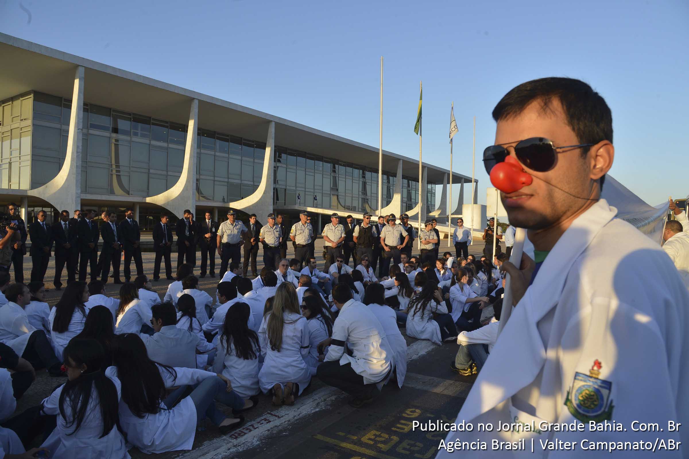 Profissionais da saúde fazem protestos contra o Mais Médicos.