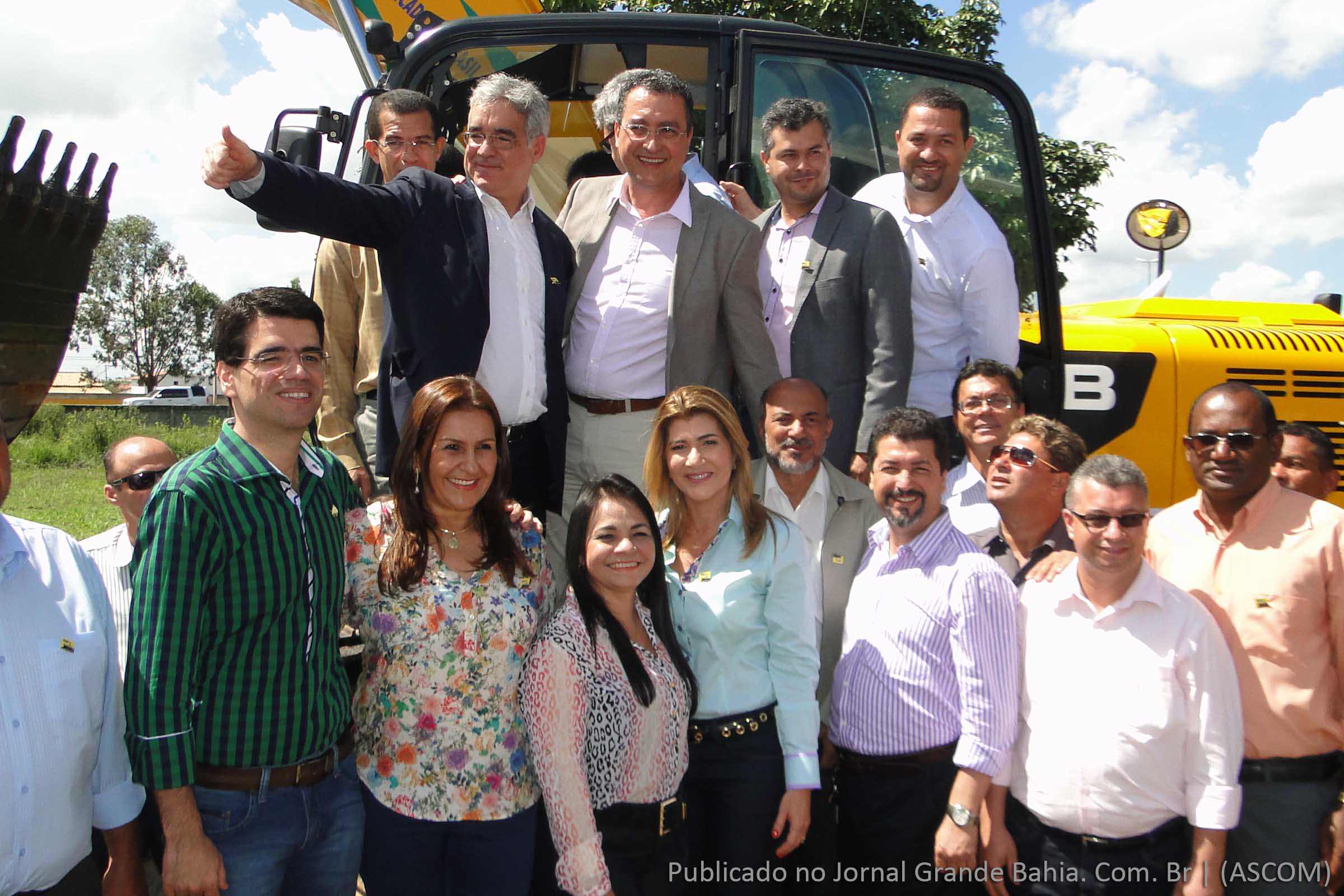 Prefeitos do Portal do Sertão, deputados e membros do governo da Bahia.