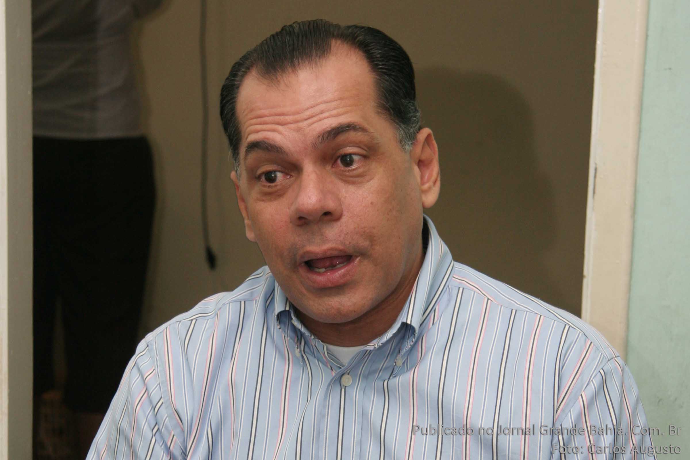 O relator do processo, Conselheiro Raimundo Moreira, imputou ao gestor ressarcimento, com recursos pessoais, de R$ R$ 498.480,30, multa de R$ 15.000,00 e formulou representação ao Ministério Público Estadual contra João Henrique Barradas Carneiro. (Foto: Carlos Augusto | Jornal Grande Bahia)